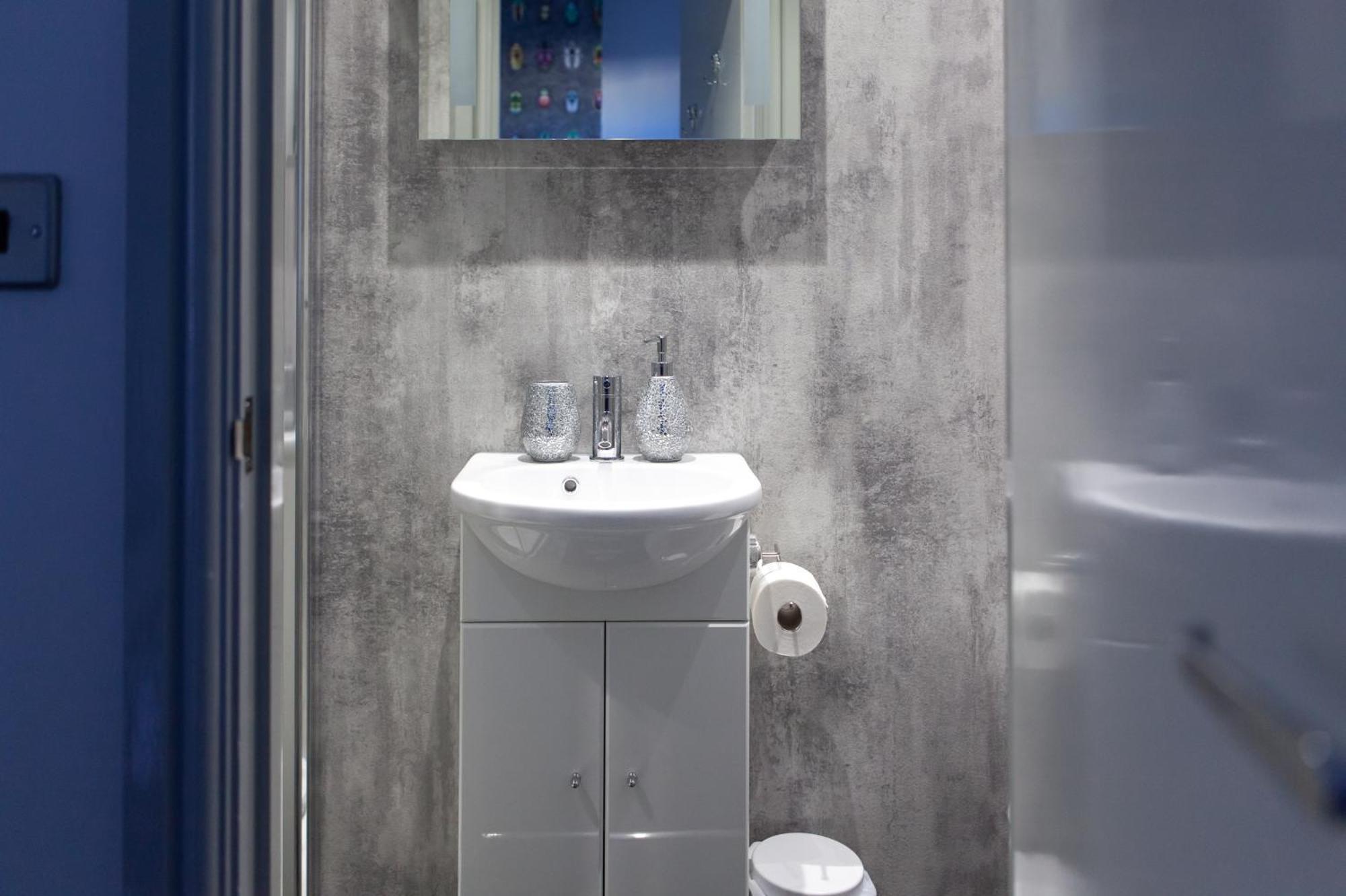 Deluxe Double Room Shower