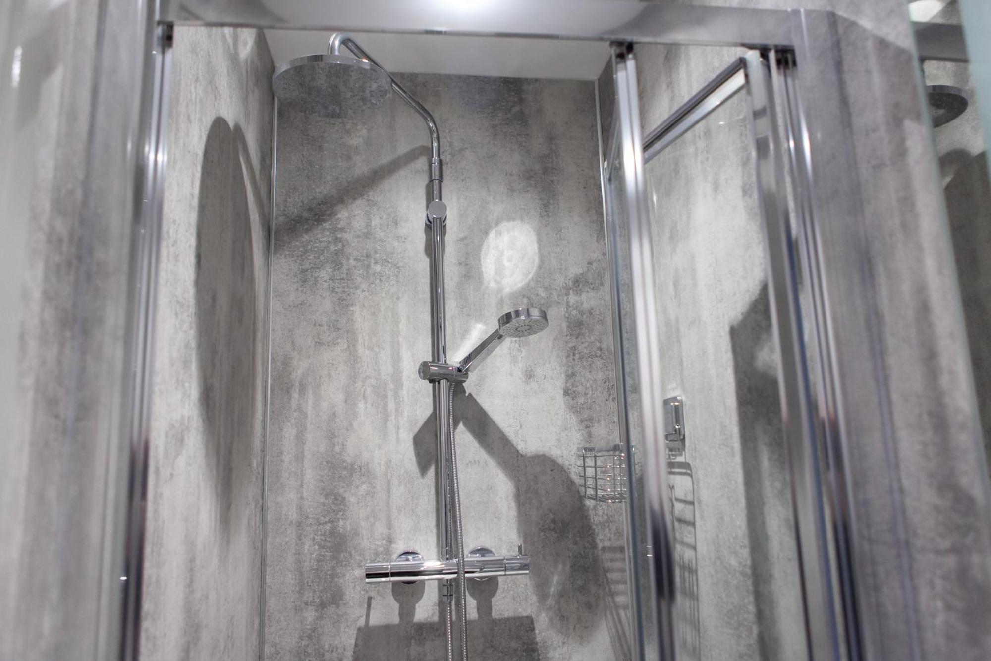 Deluxe Double Room Shower