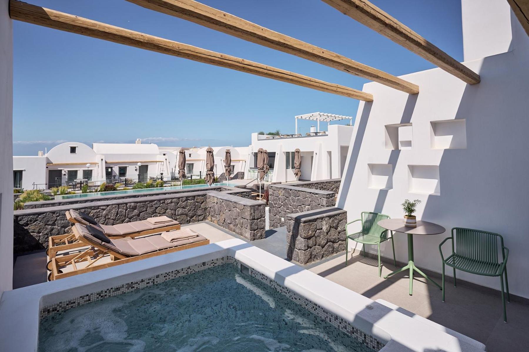 Comfort Suite Hot Tub & Pool View