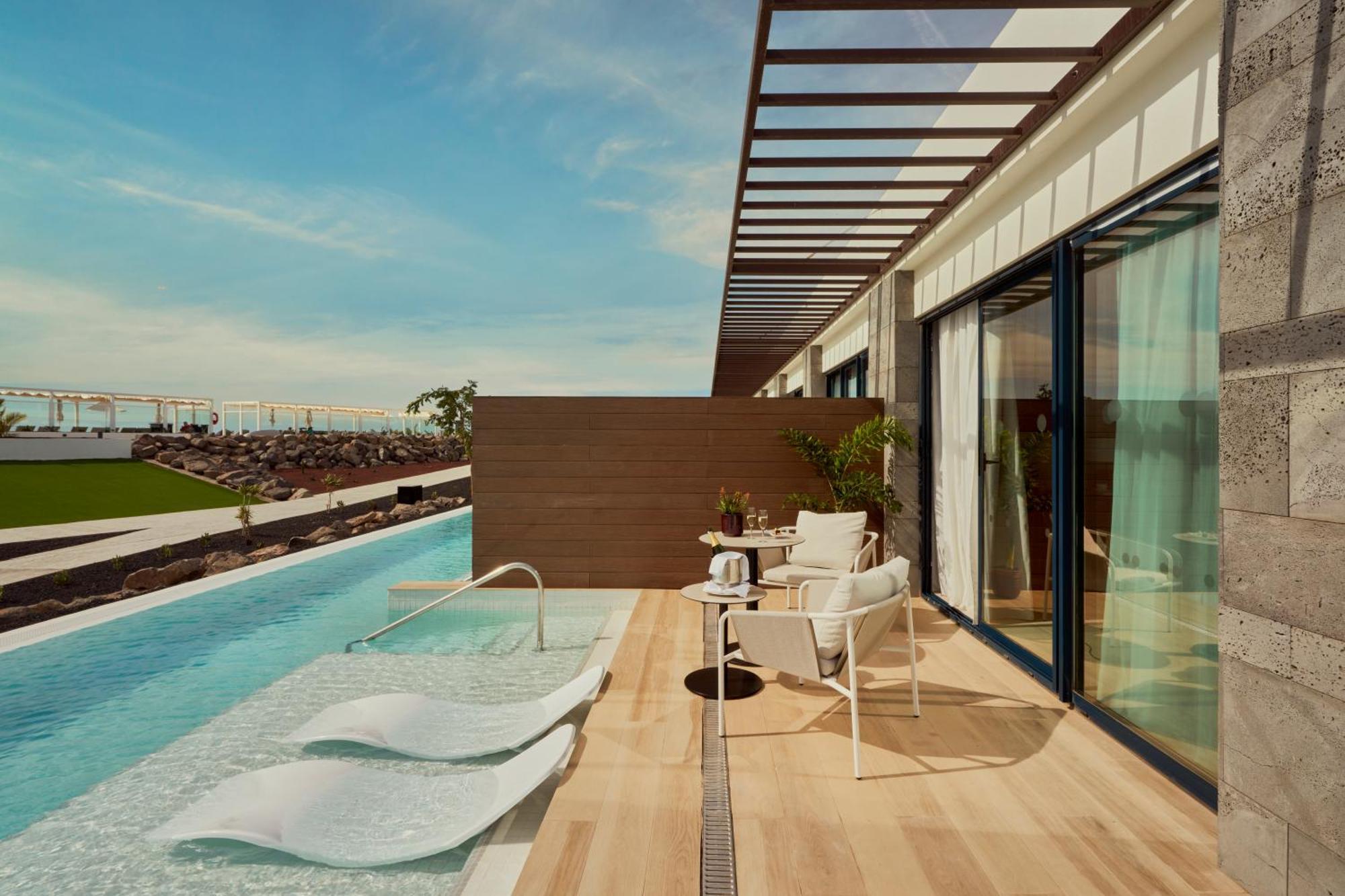 Deluxe Swim Up,1594888592:JPEG