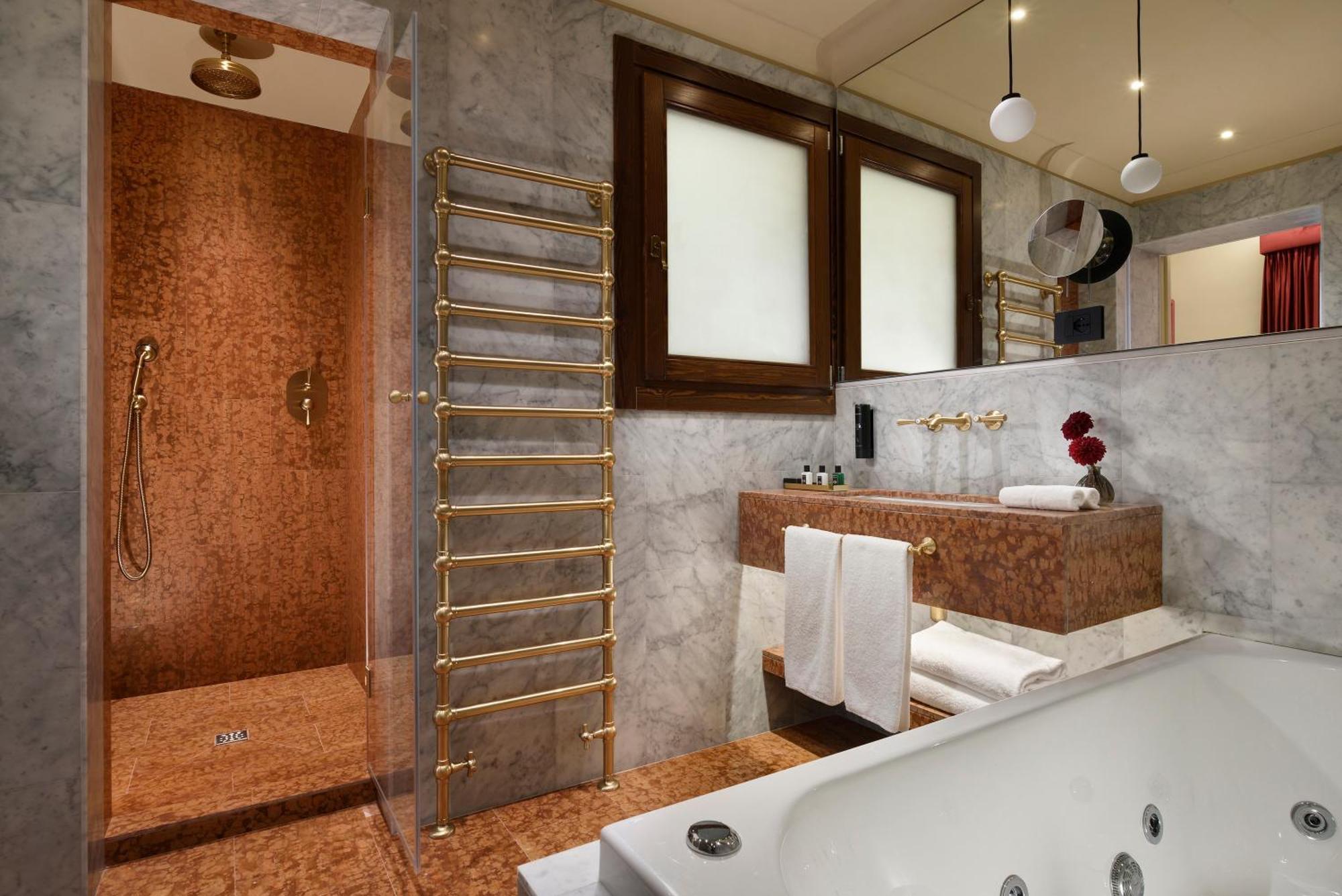 Deluxe Suite Spa Bath