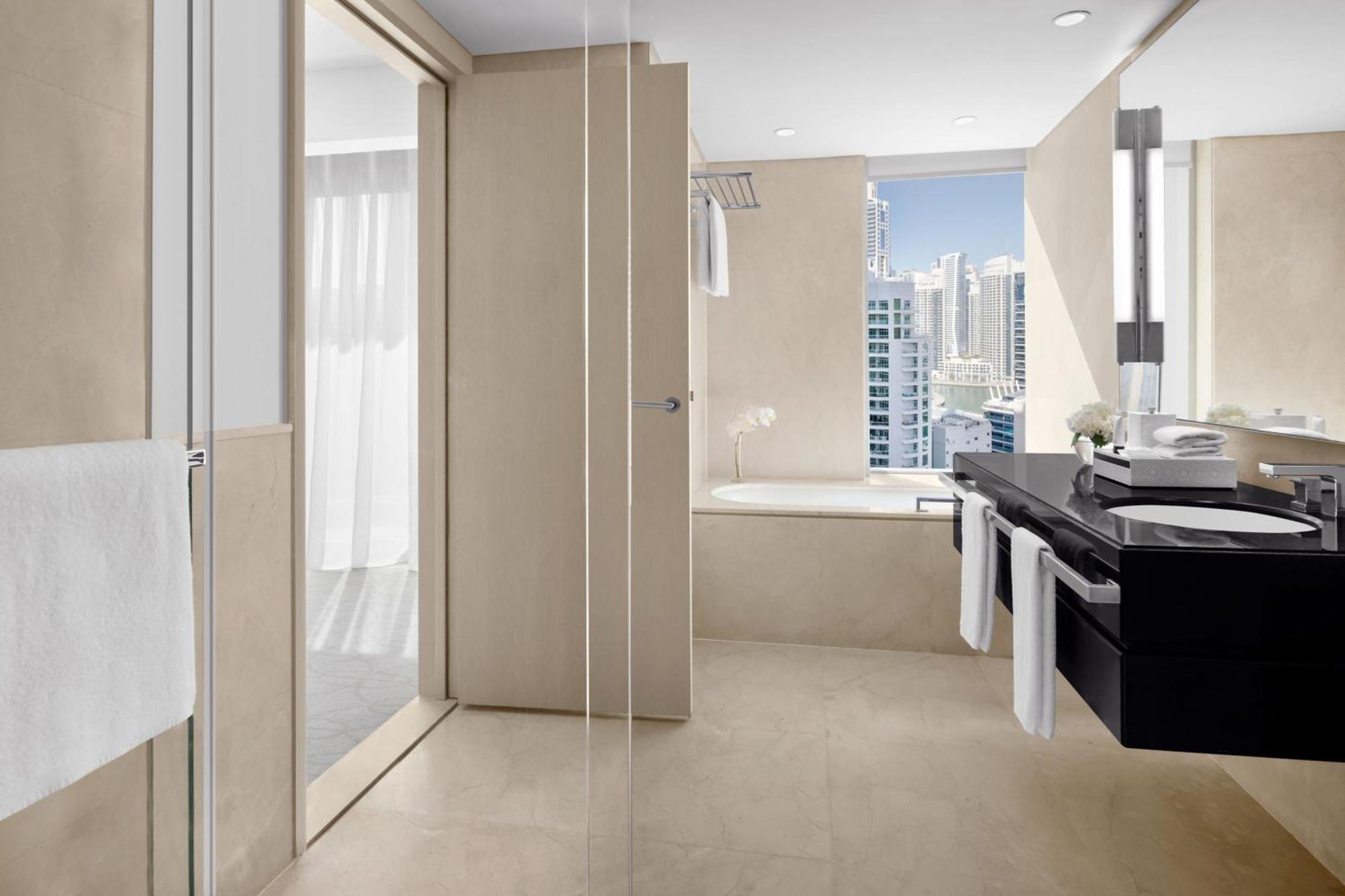 Deluxe City View Room King Bed Including direct access to Dubai Marina Mall & Marina Walk