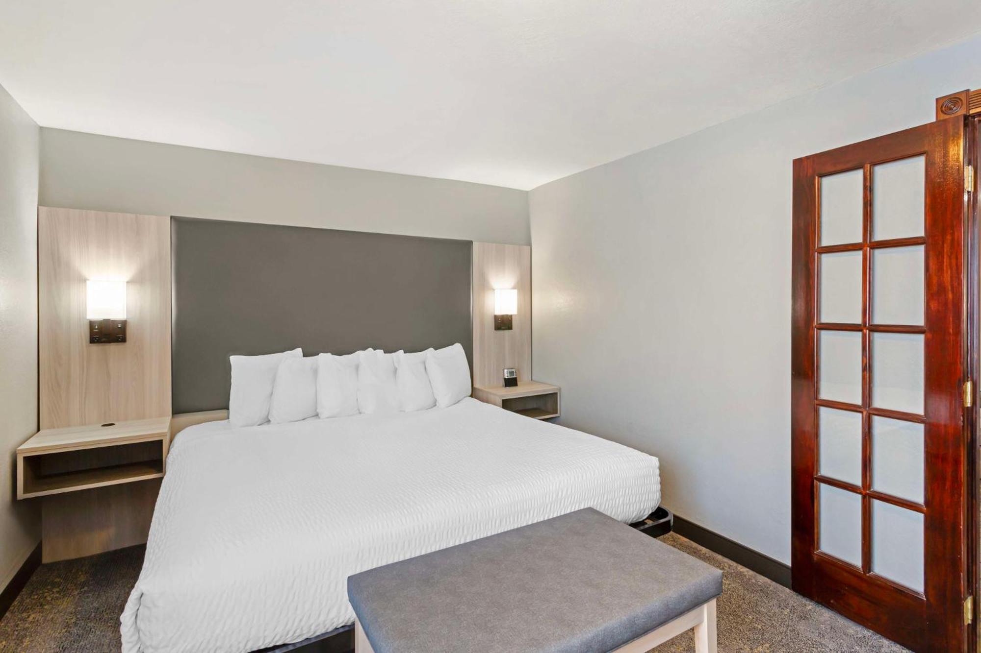 King Suite with Sofa Bed and Spa Bath - Fireplace