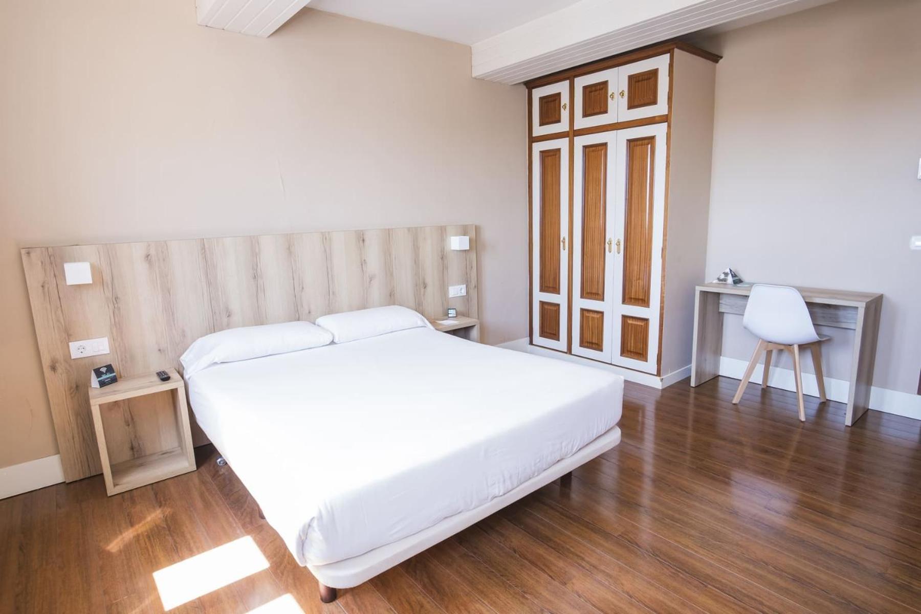 Quarto Econômico com Cama de Casal ou 2 de Solteiro