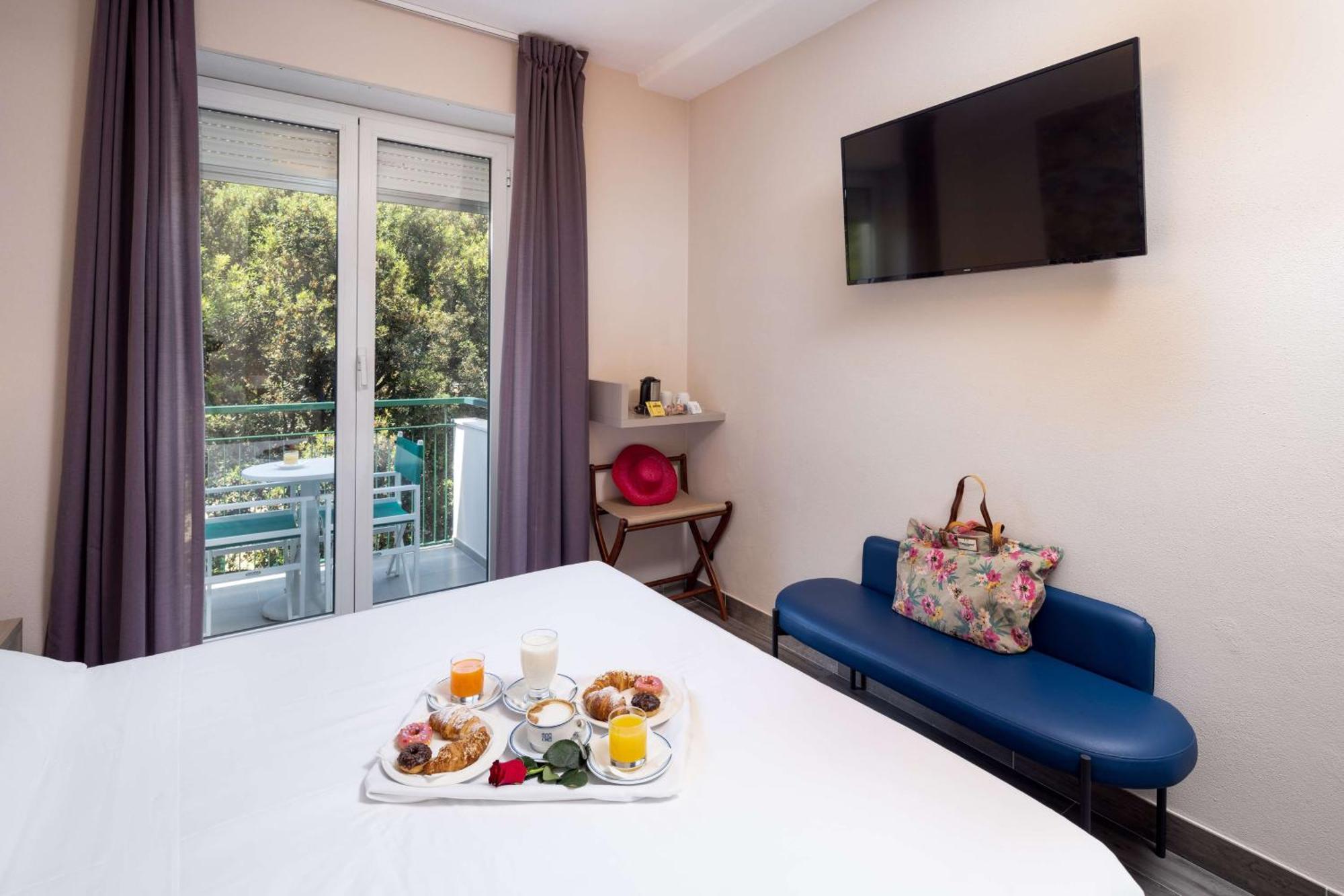 Zimmer mit Queensize-Bett, Balkon und Gartenblick
