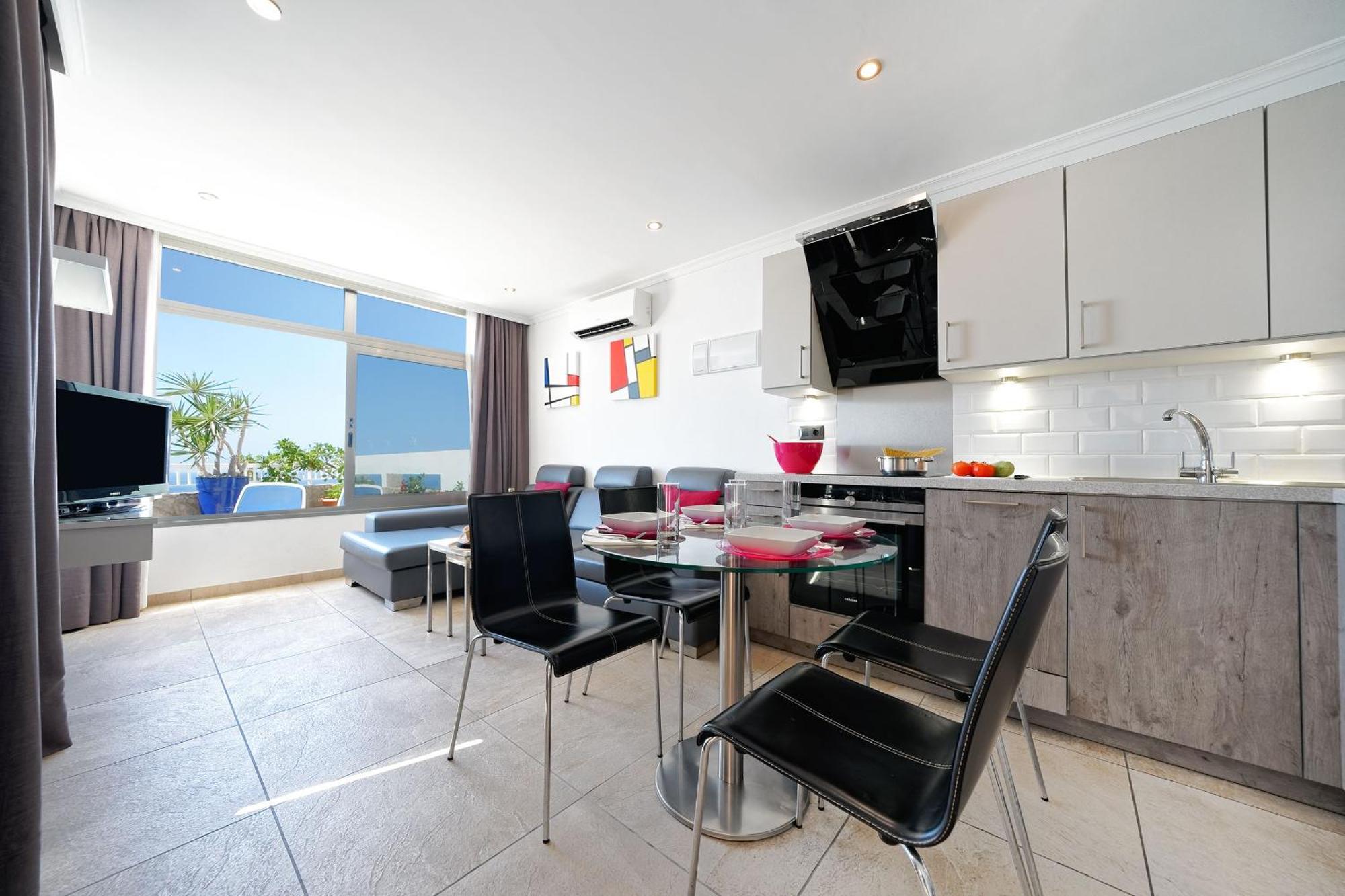 Deluxe Two-Bedroom Apartment sea view