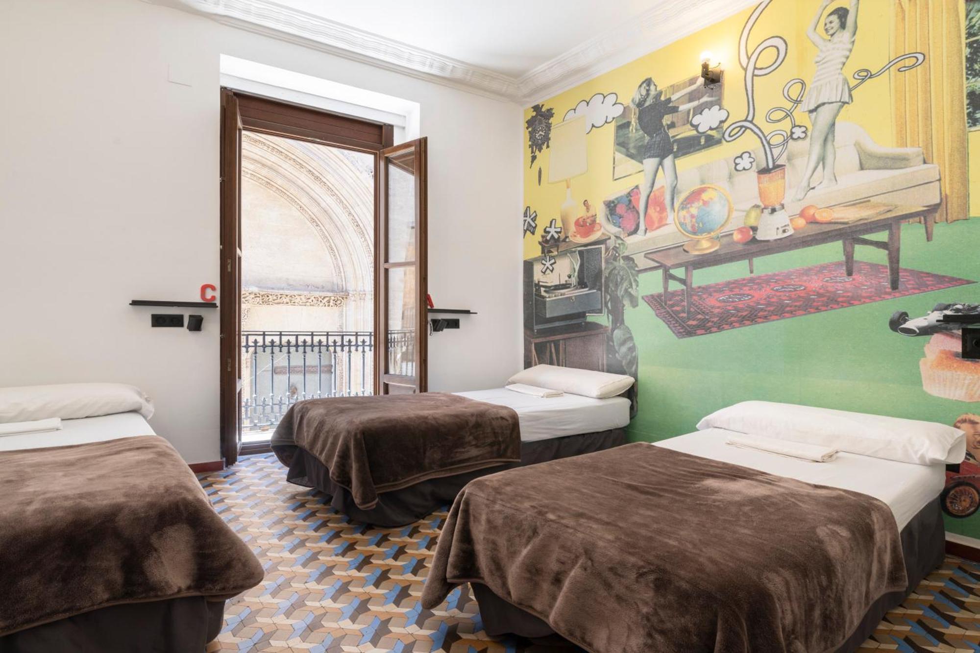 Single Bed 3-Bed Mixed Dormitory Room