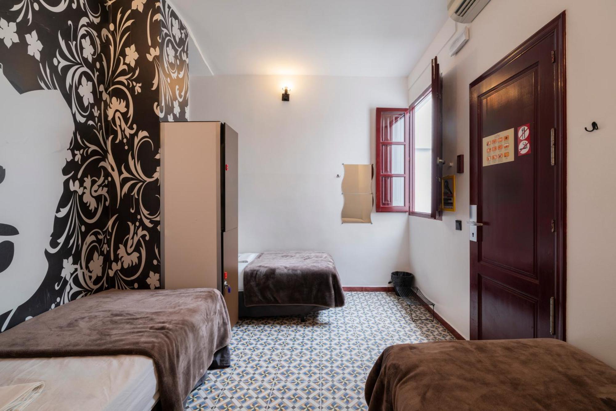 Single Bed 3-Bed Mixed Dormitory Room