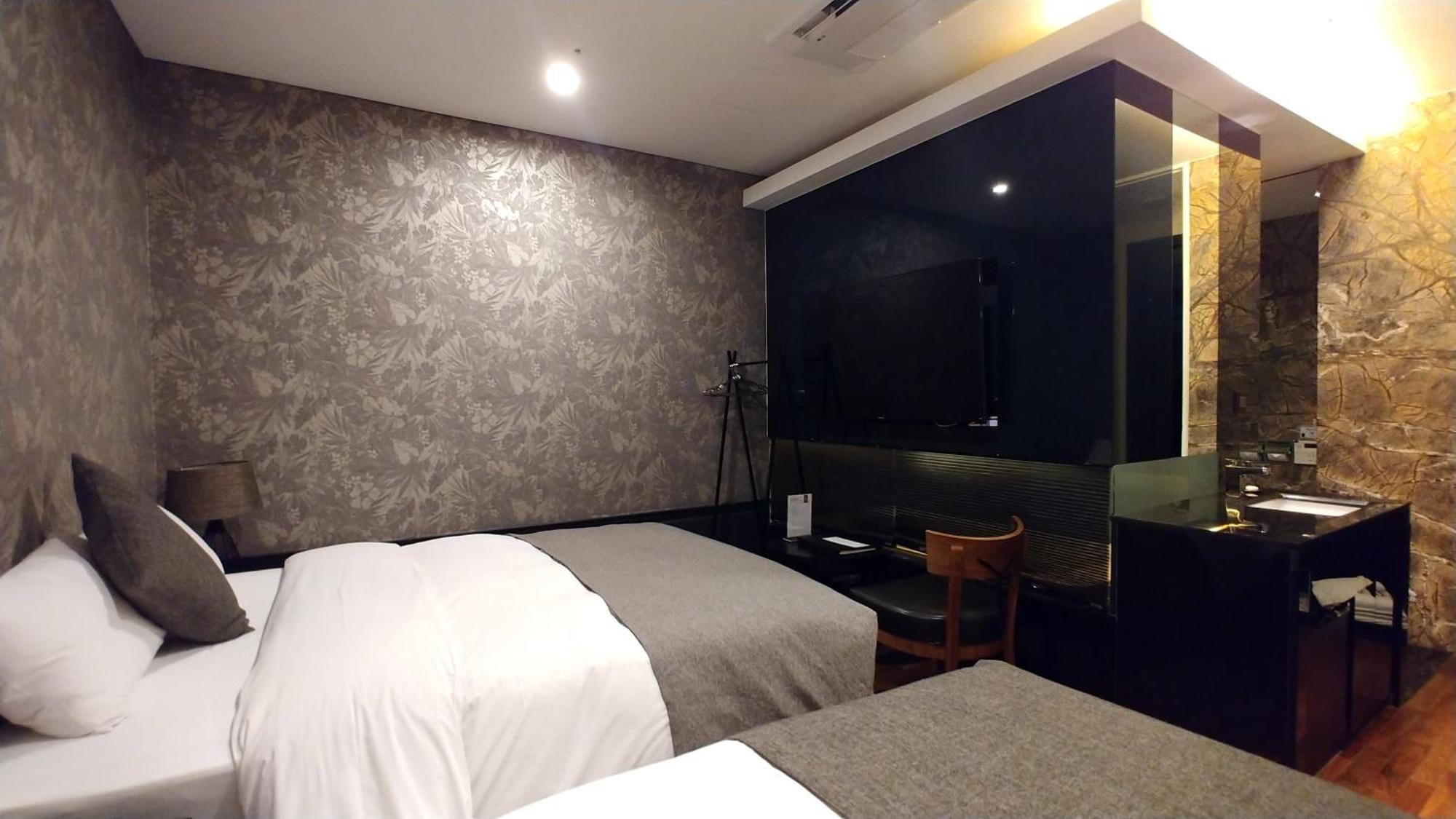 Deluxe Twin Balcony No Window