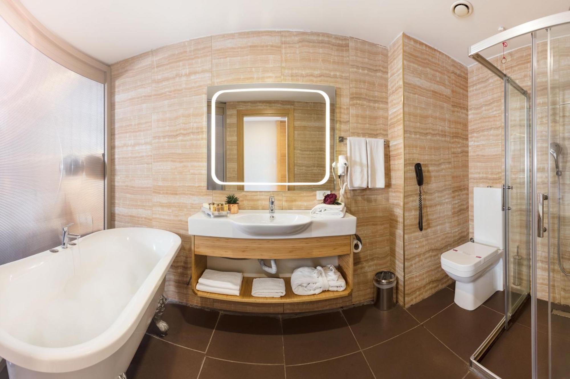 Deluxe Double Room Bath