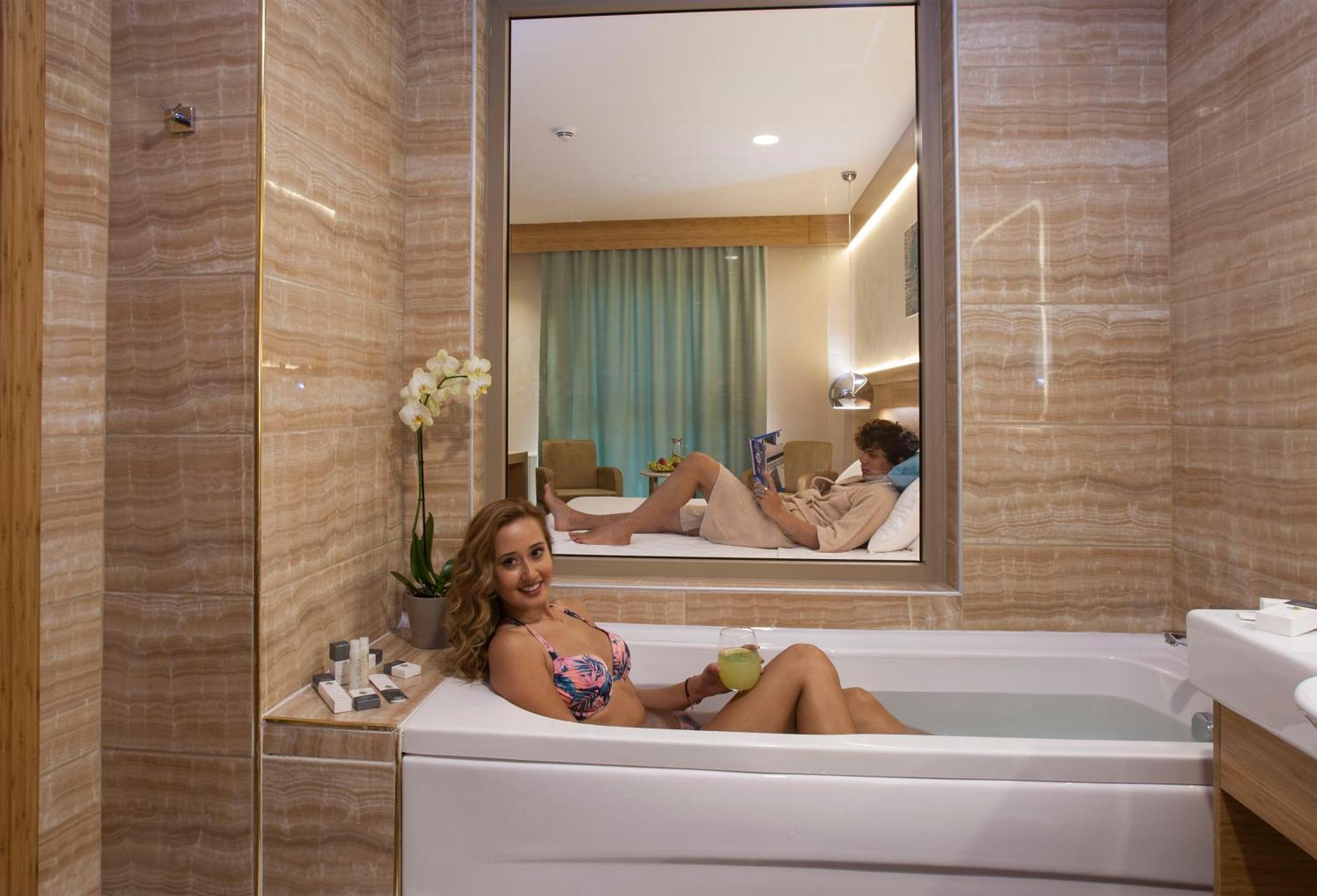 Deluxe Double Room Bath