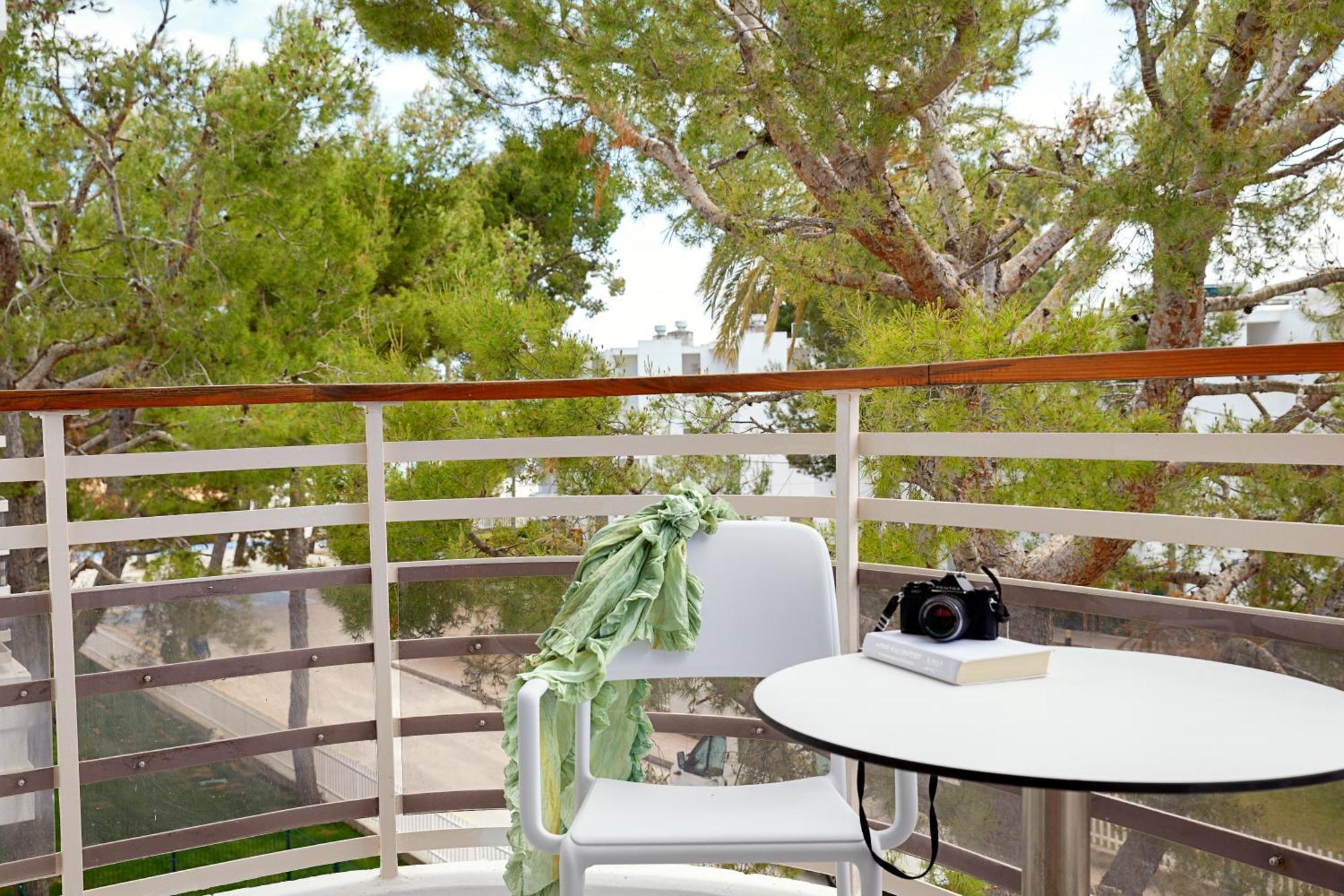 One-Bedroom Apartment Balcony,1597635537:JPEG