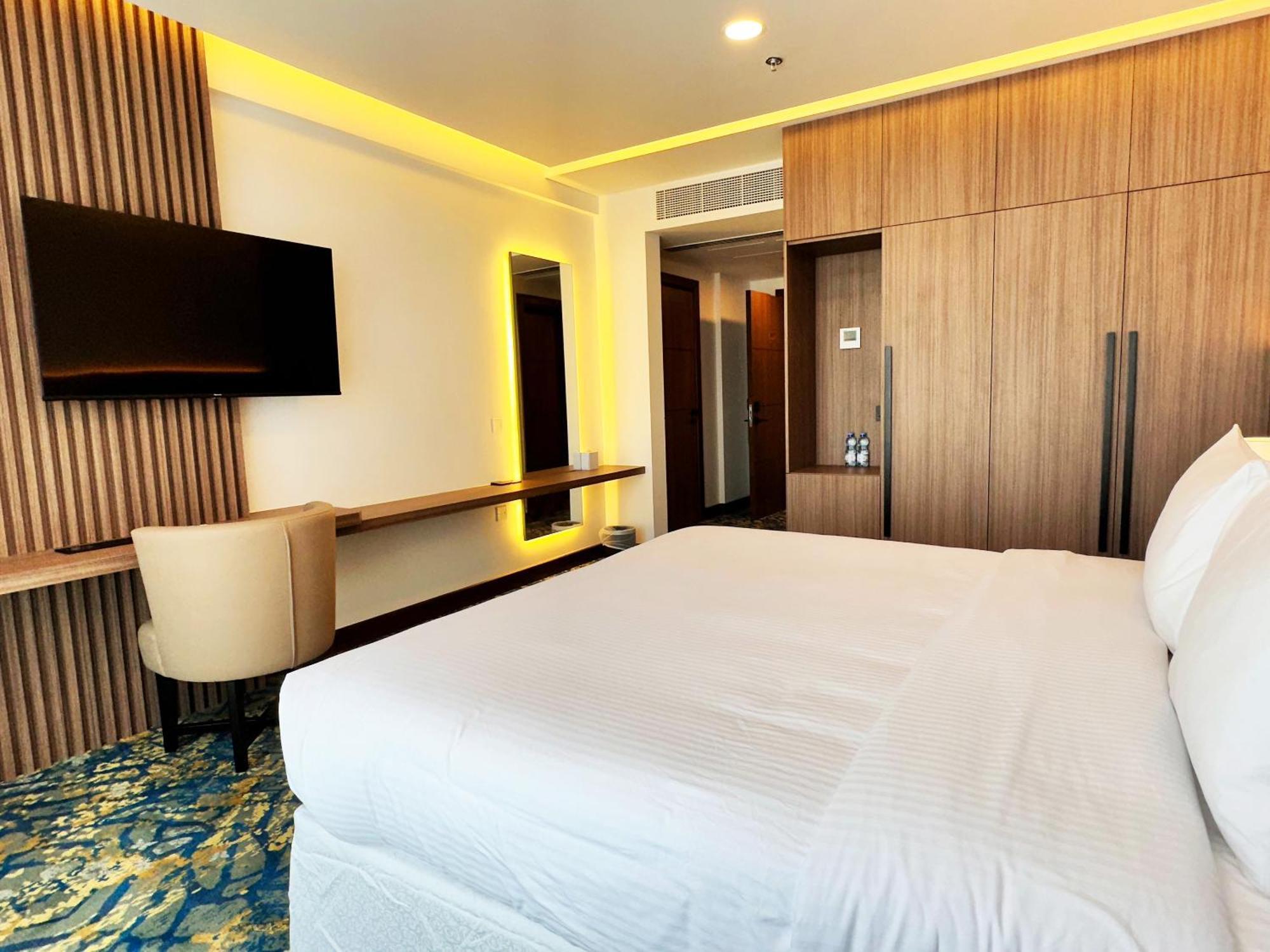 Chambre Supérieure de Luxe avec Piscine, Montagnes et Vue Partielle sur la Mer