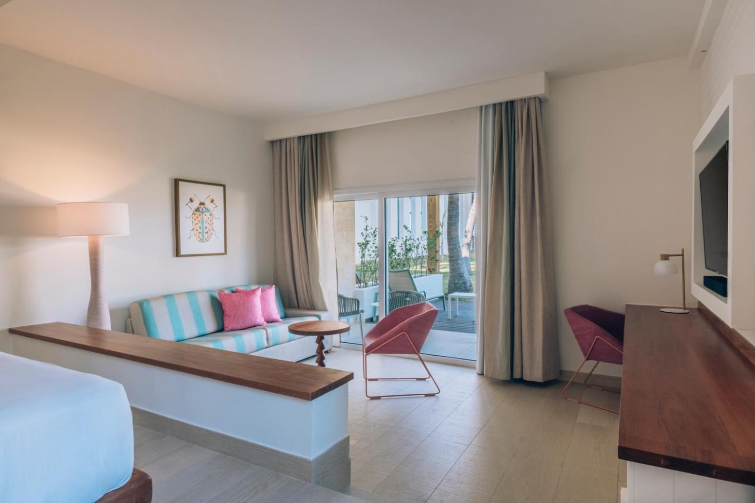 Junior Suite Ocean Front Pool Access