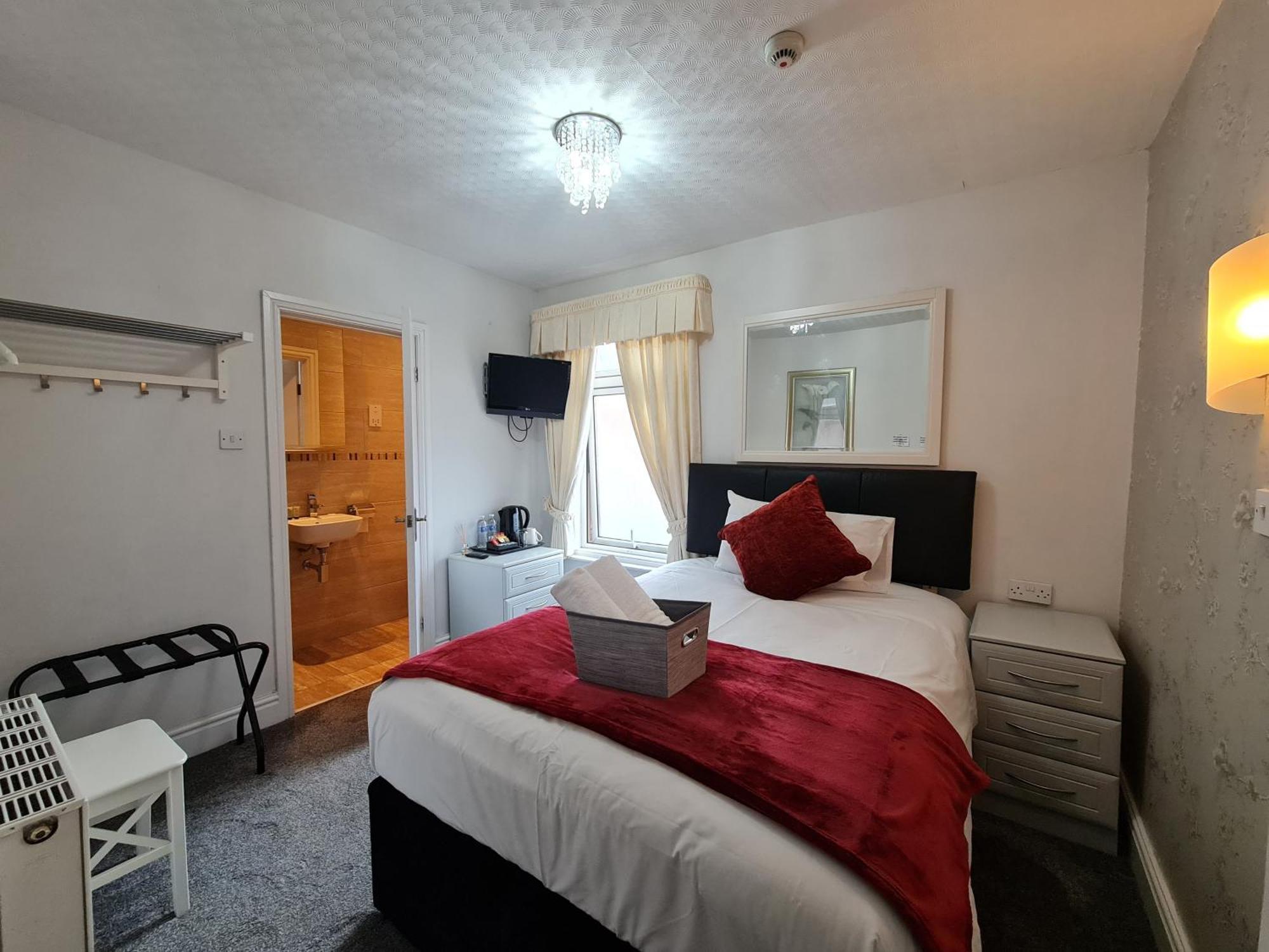 Room 6 First Floor En-suite Small Double Room