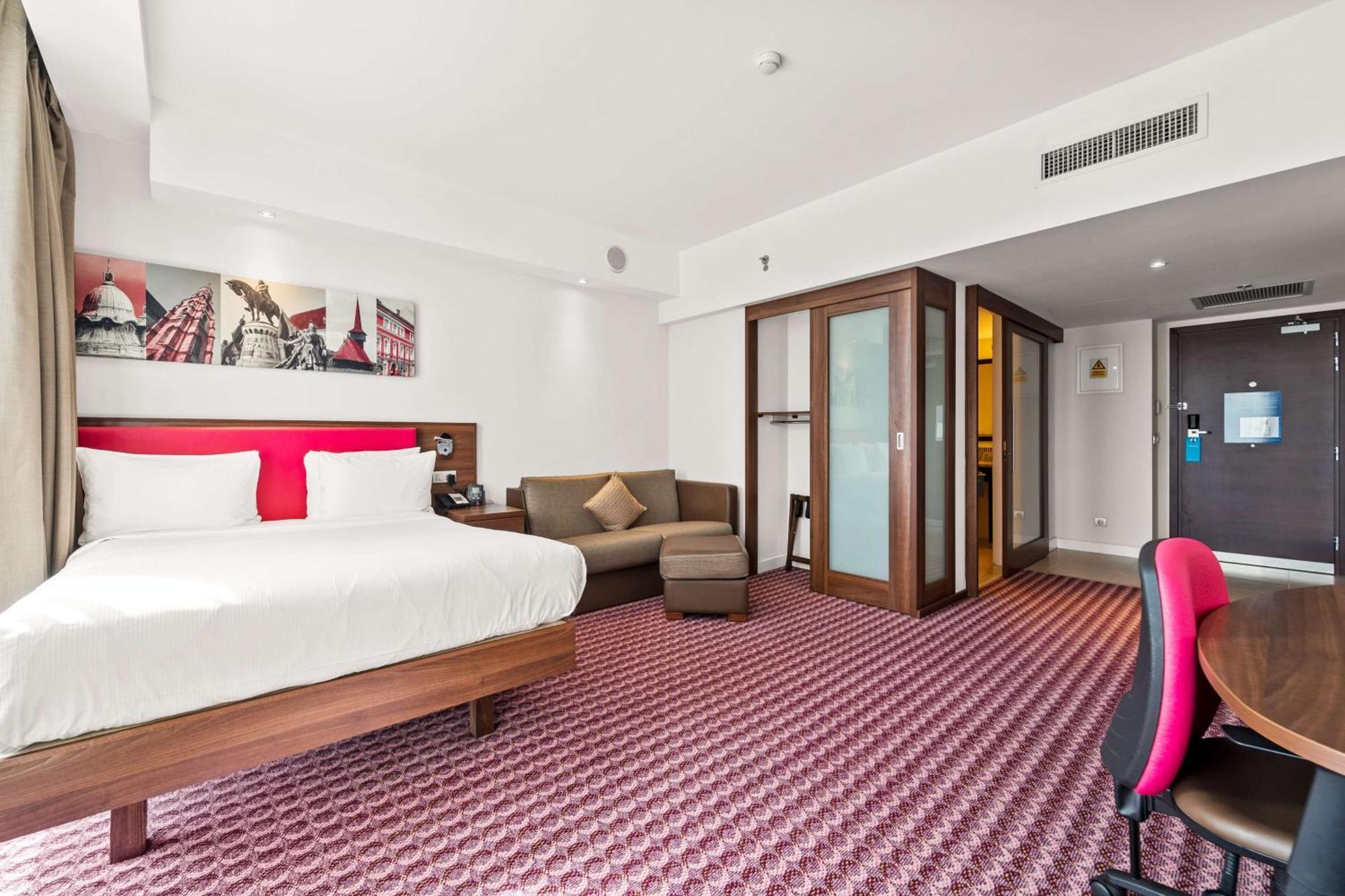 Queen Accessible Room NS