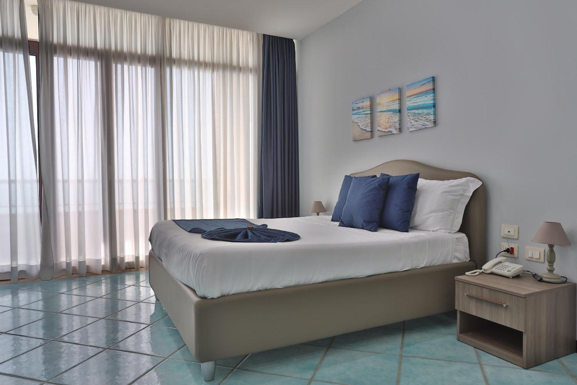 Double or Twin Room Sea View