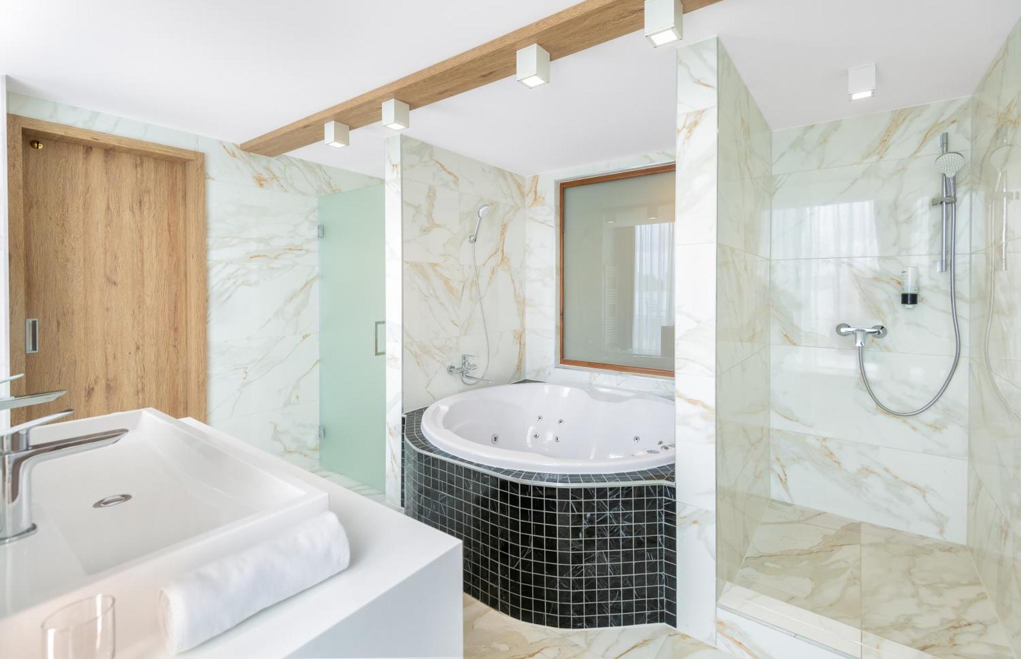 Suite Spa Bath