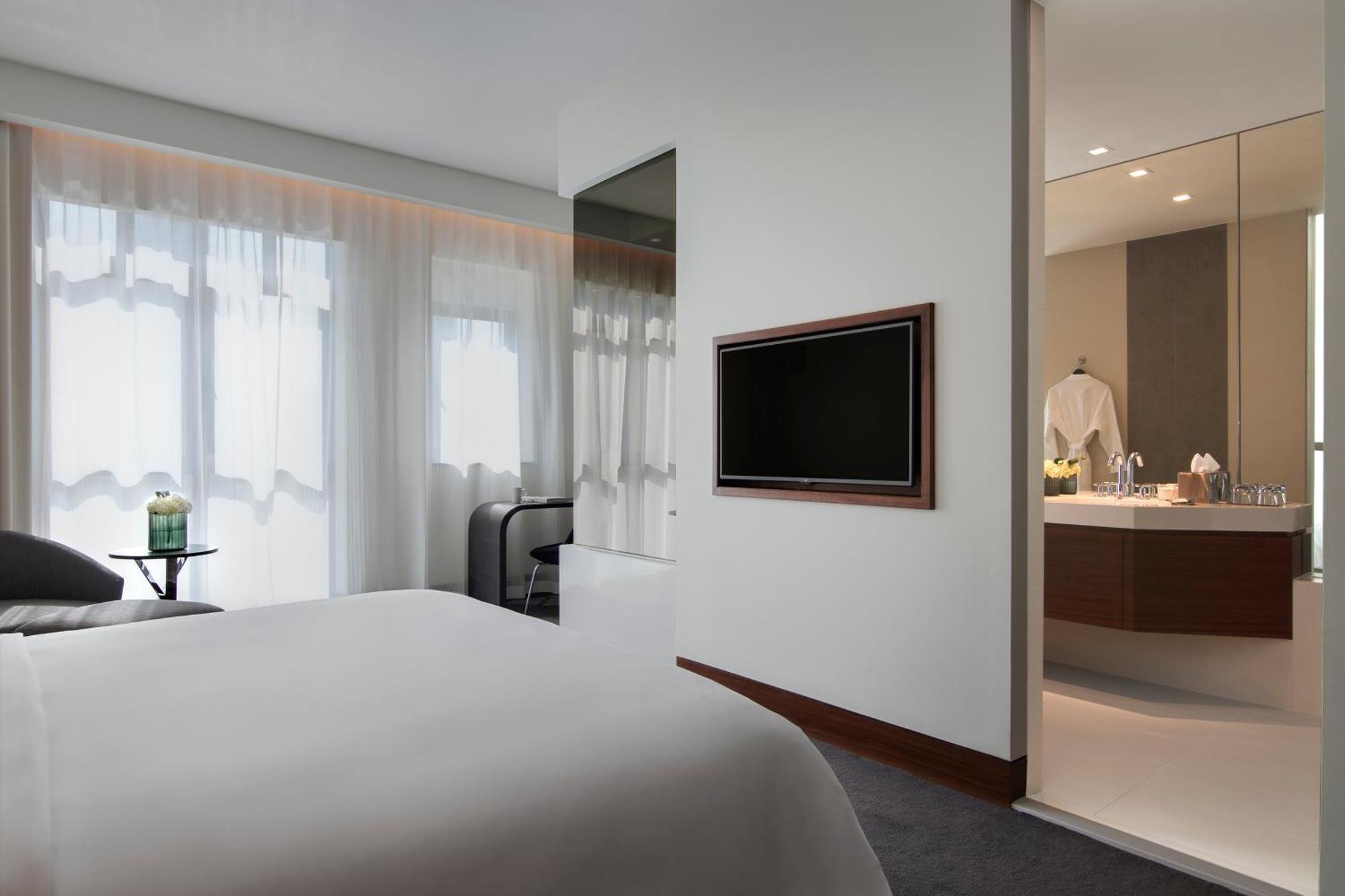 Deluxe King Room City View
