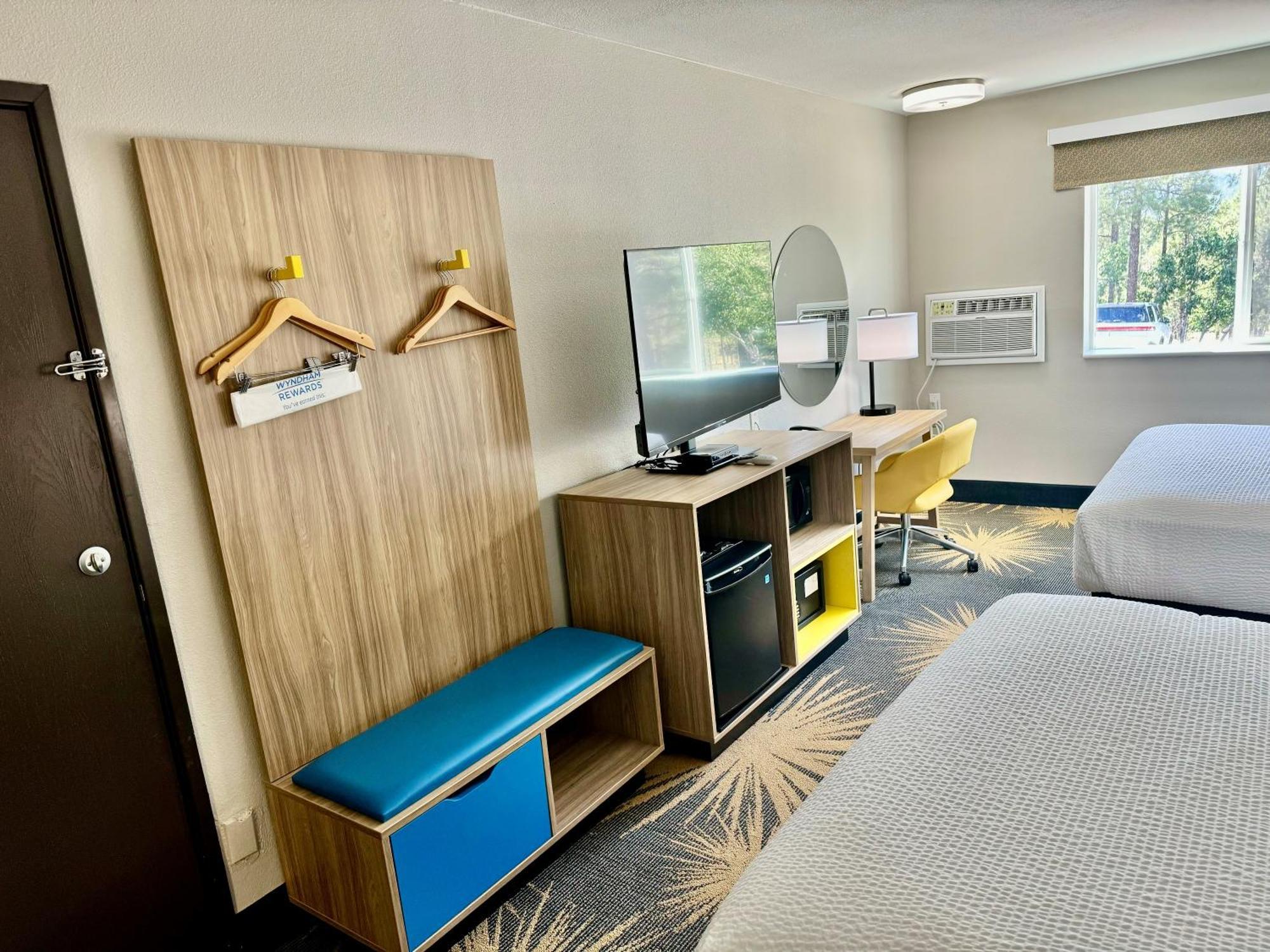 Queen Room with Two Queen Beds - Non-Smoking,1602333011:JPEG