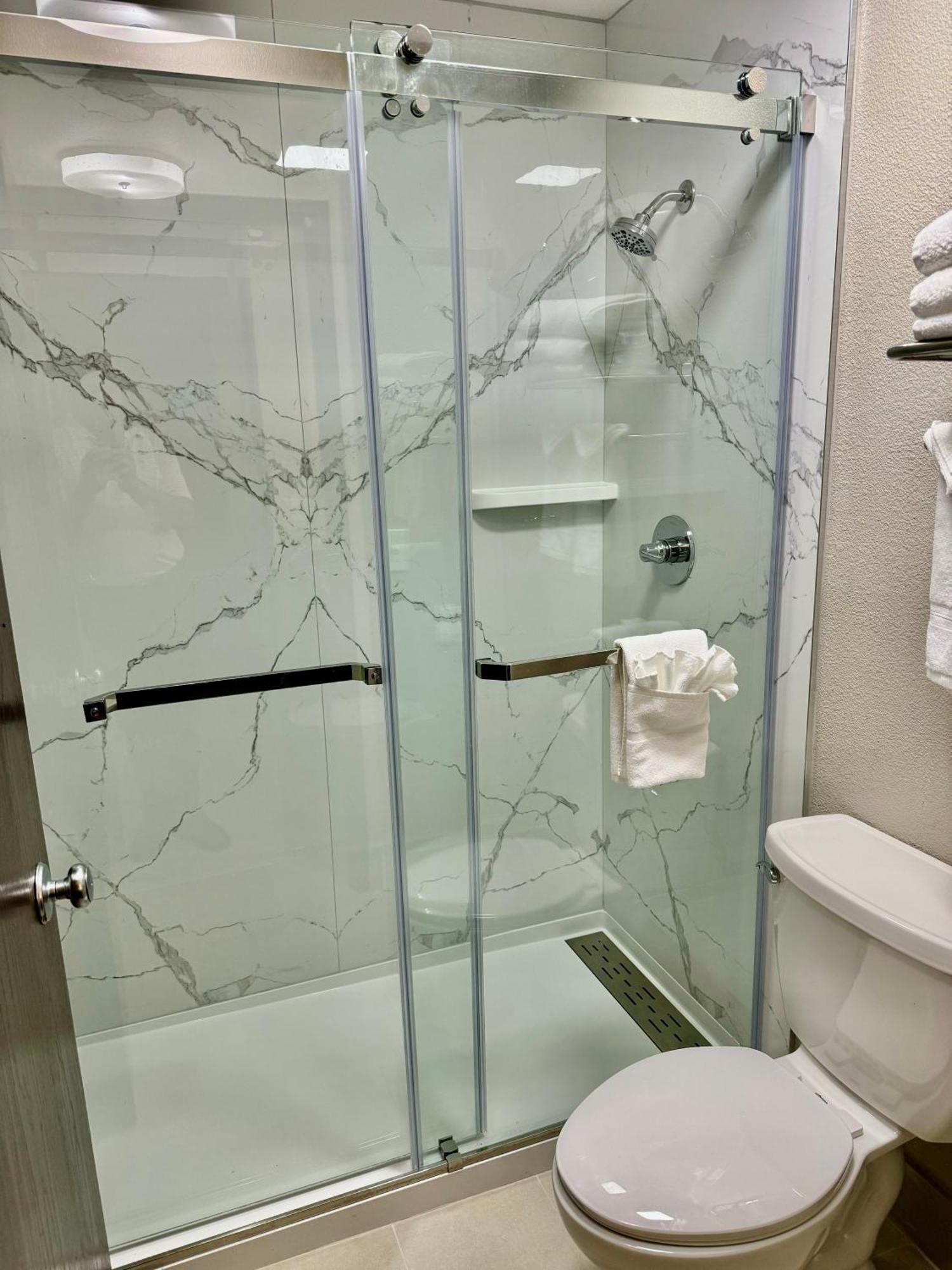 Queen Room with Roll-In Shower - Mobility Accessible/Non-Smoking,1602333022:JPEG
