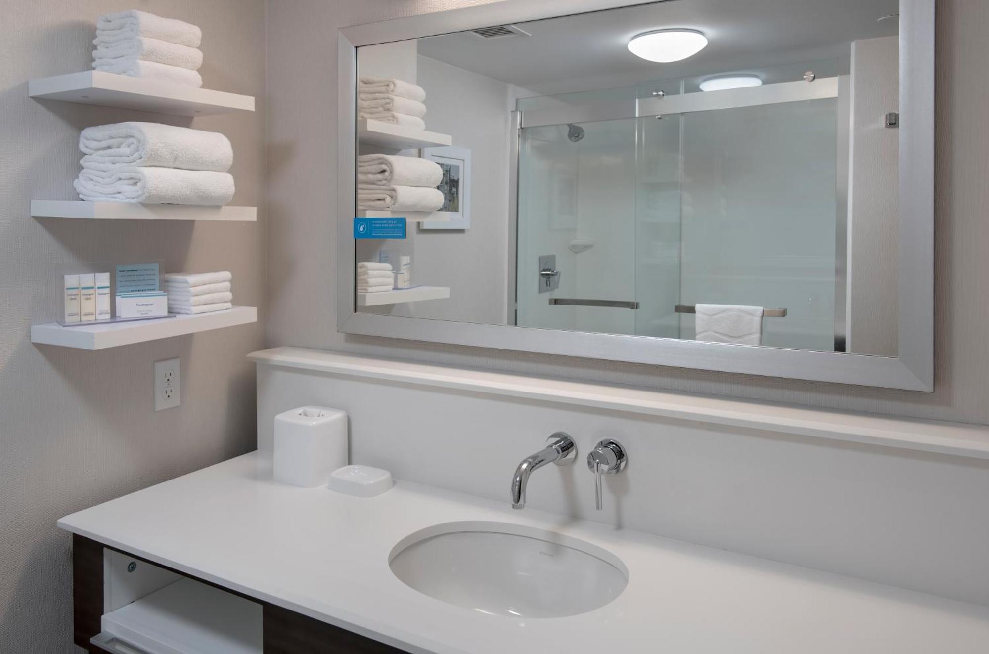 Double Room Two Queen Beds Bath Tub Mobility Hearing Access or Non-Smoking