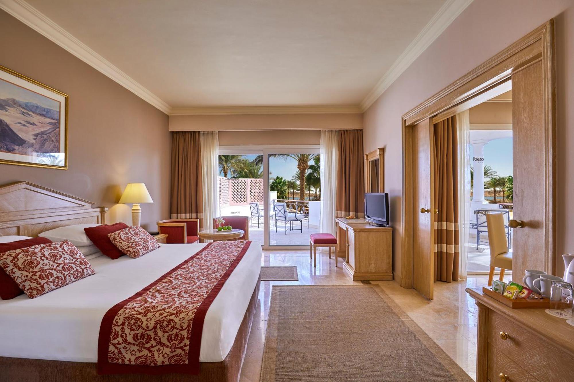 Executive Suite Queen or Twin Bed Sea View