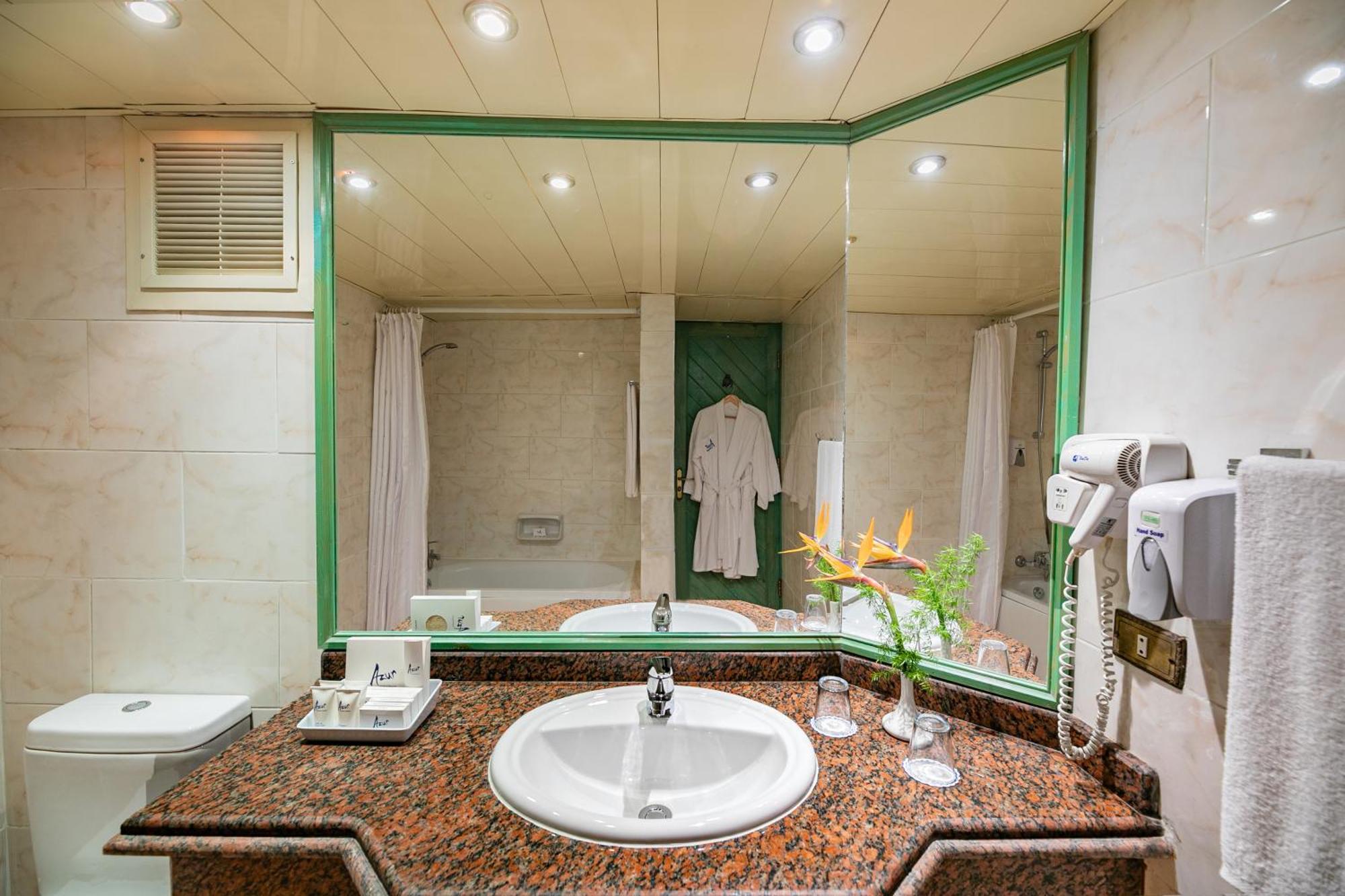 Azur Pool Room