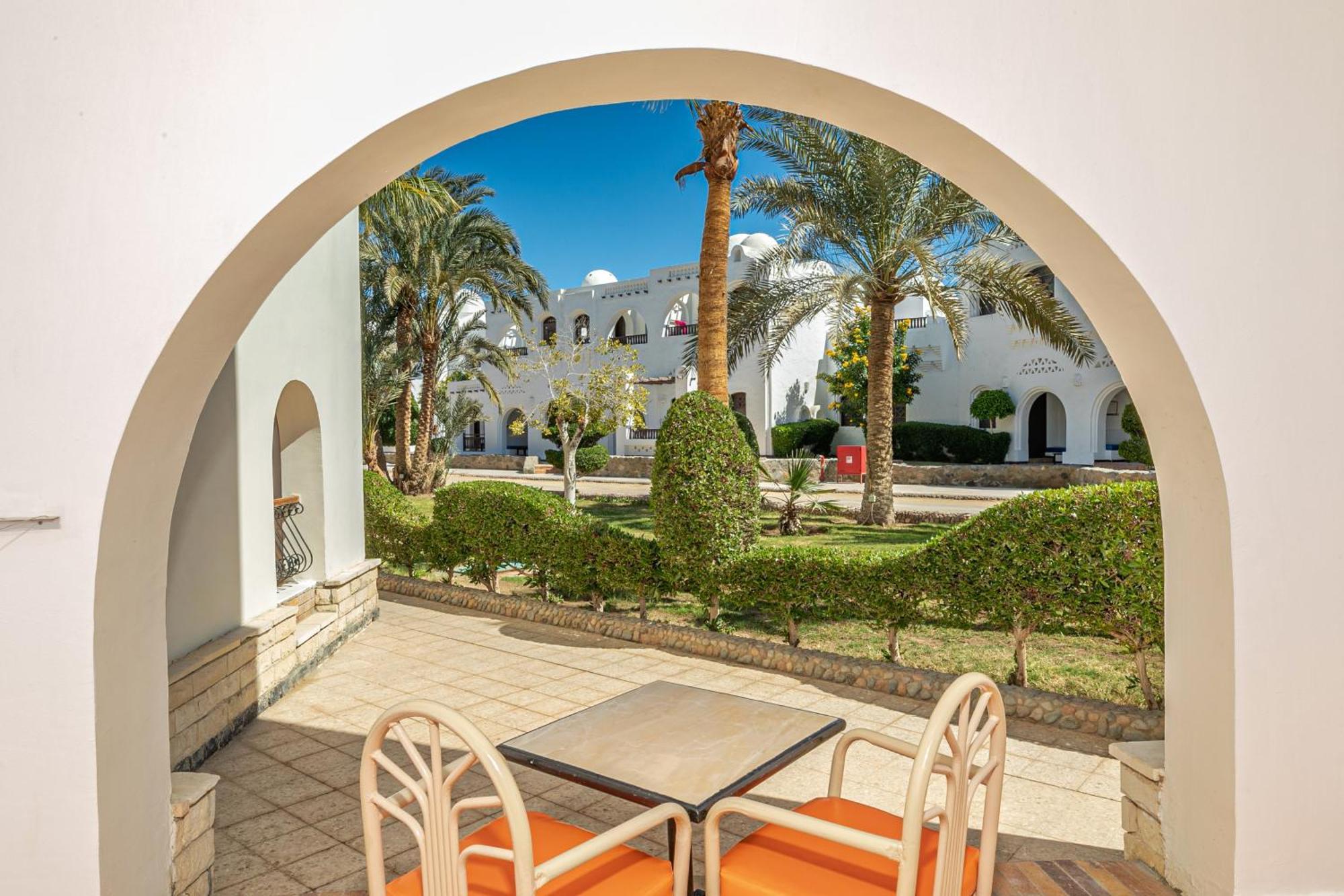 Azur Garden Room
