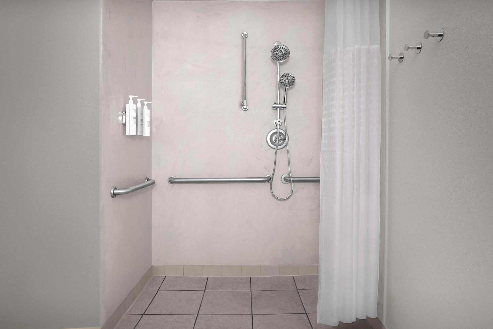 Habitación con ducha a ras de suelo, adaptada para personas de movilidad reducida - Cama extragrande