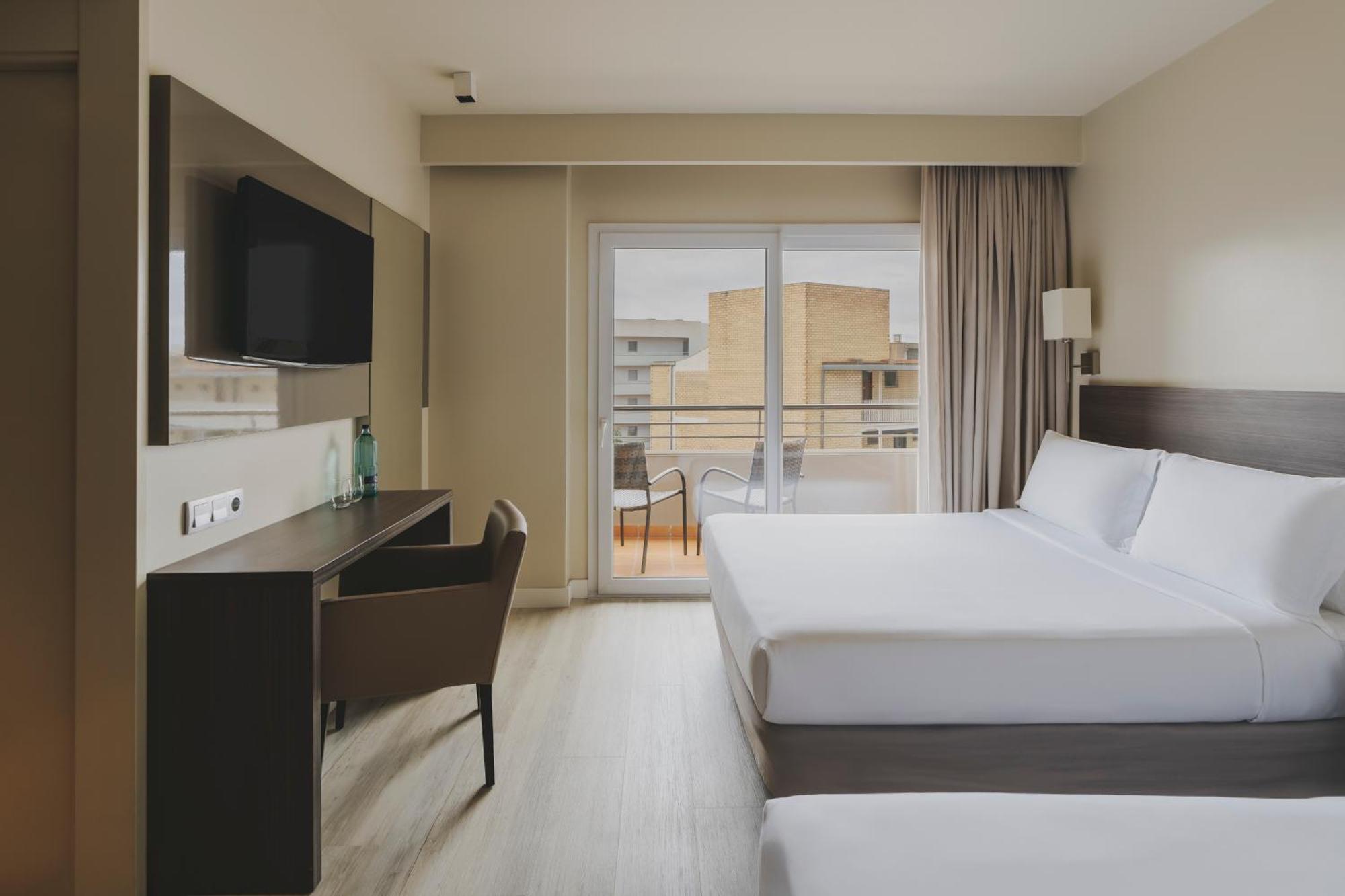 Camera Tripla con Vista Piscina e Divano-Letto (2 Adulti + 1 Bambino)