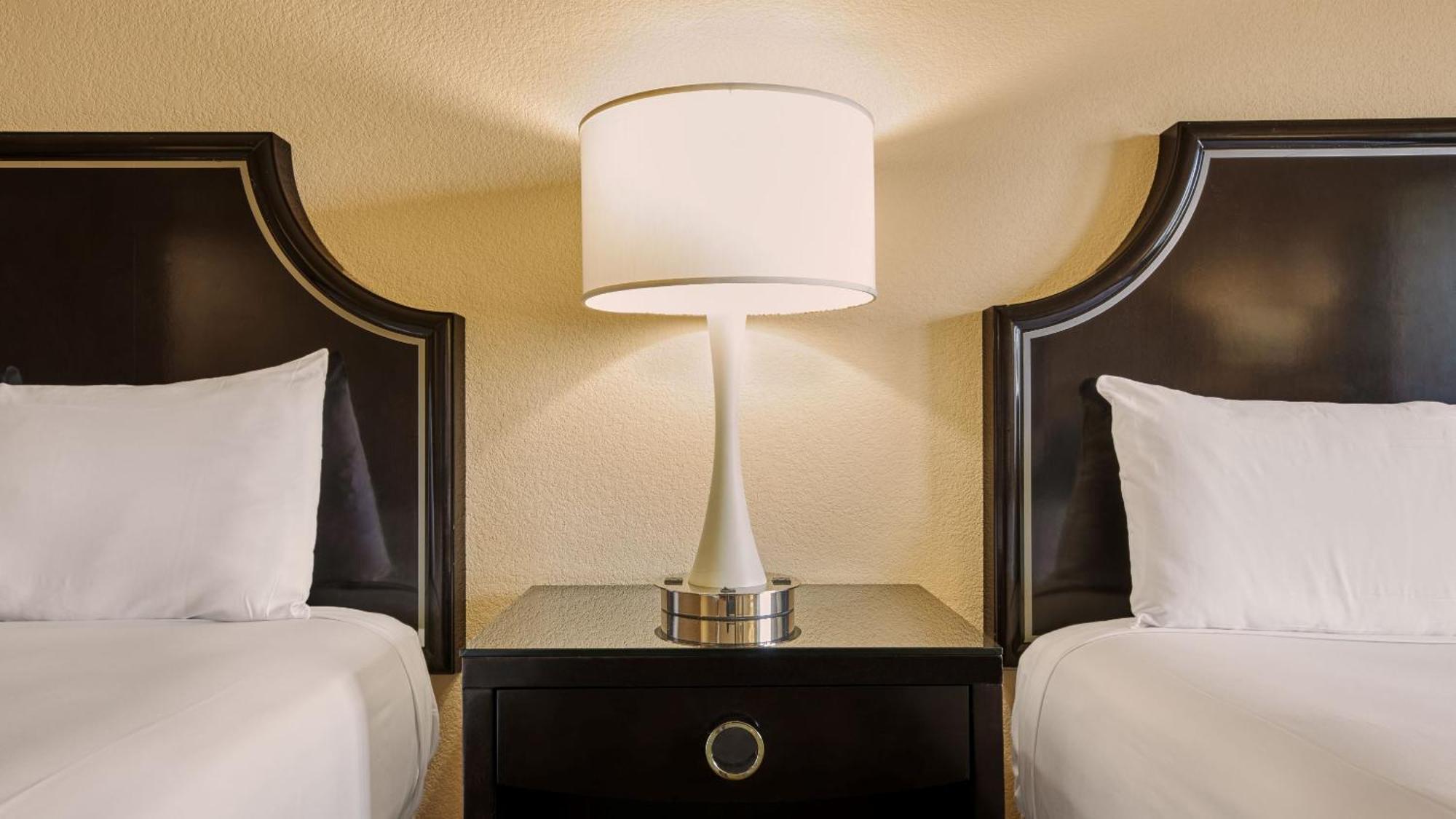 CLASSIC KAMER OP HET WESTEN MET 2 QUEENSIZE BEDDEN - ROKEN