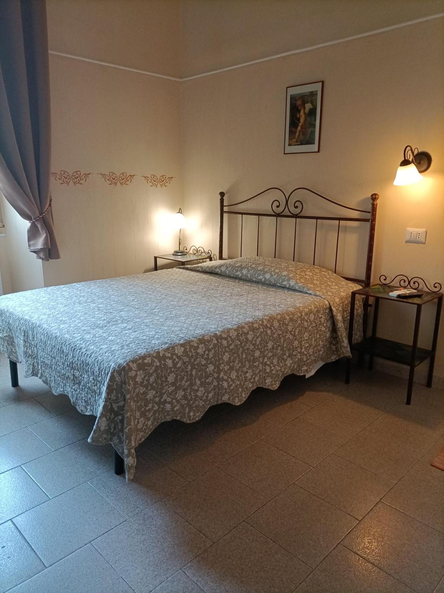 Quarto Individual Standard com Banheiro Compartilhado