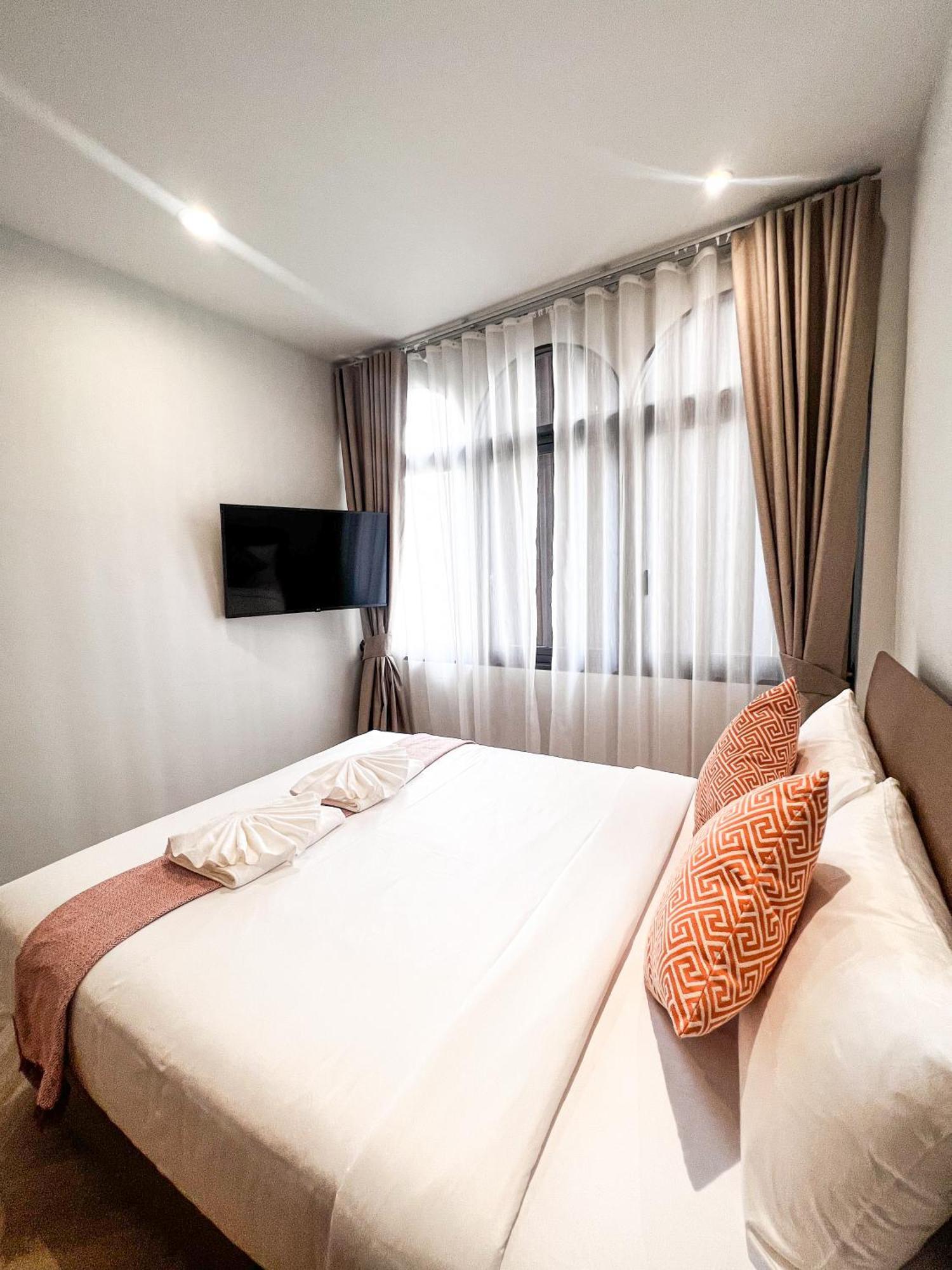 Deluxe Double Room Shower