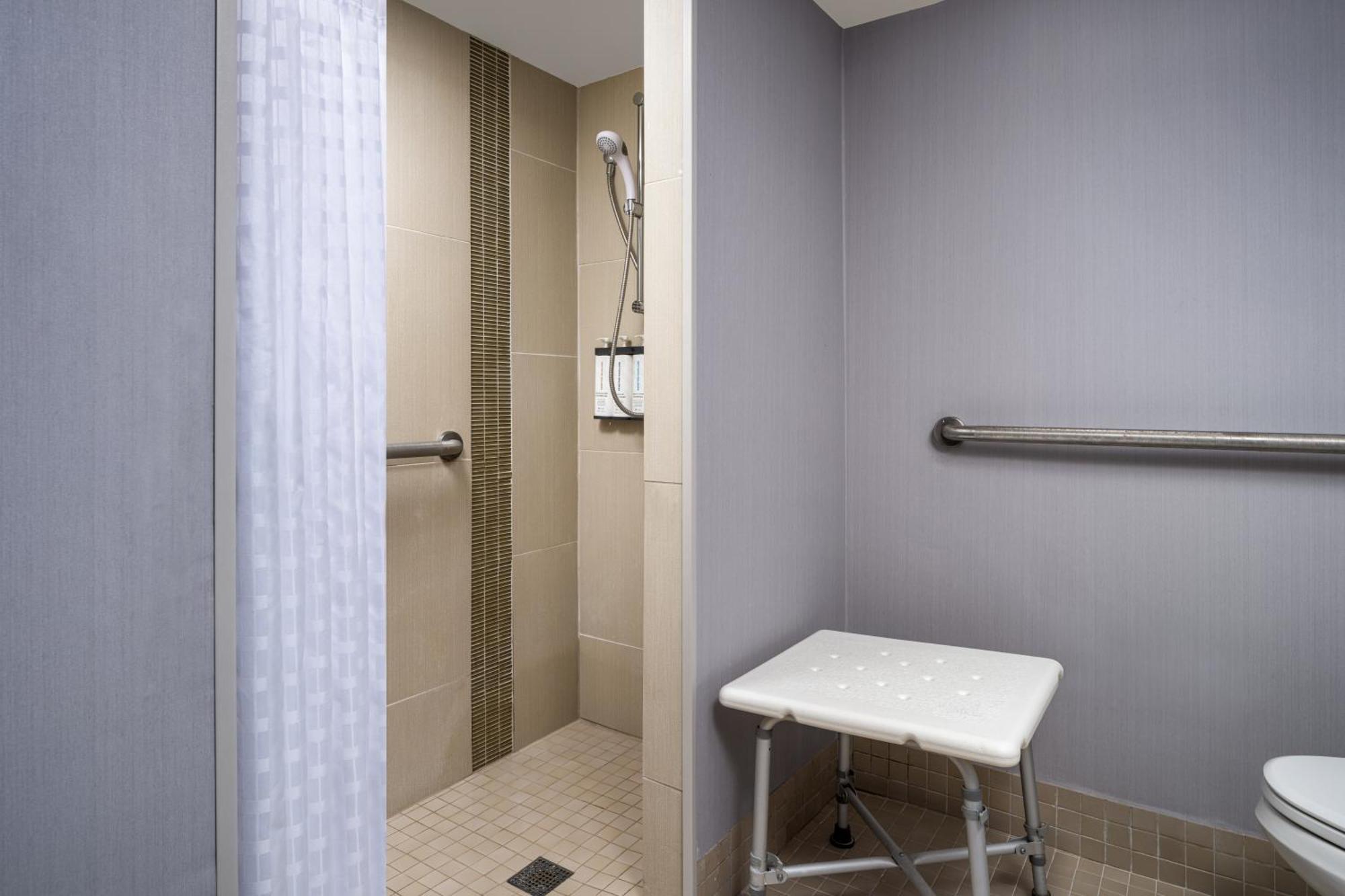 Habitación con cama extragrande, sofá cama y bañera accesible - Adaptada para personas con discapacidad