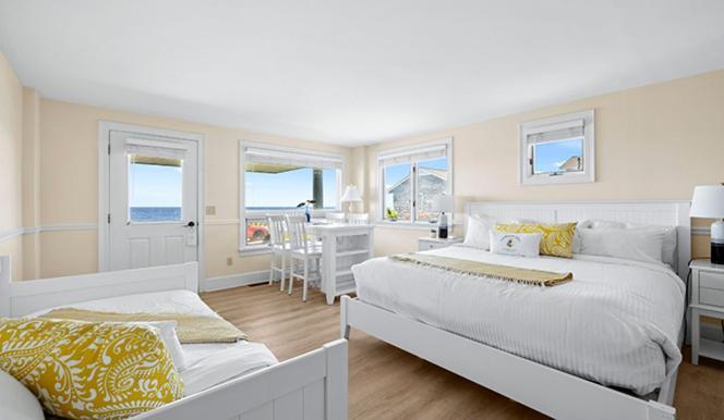 Habitación con cama extragrande y vistas al océano