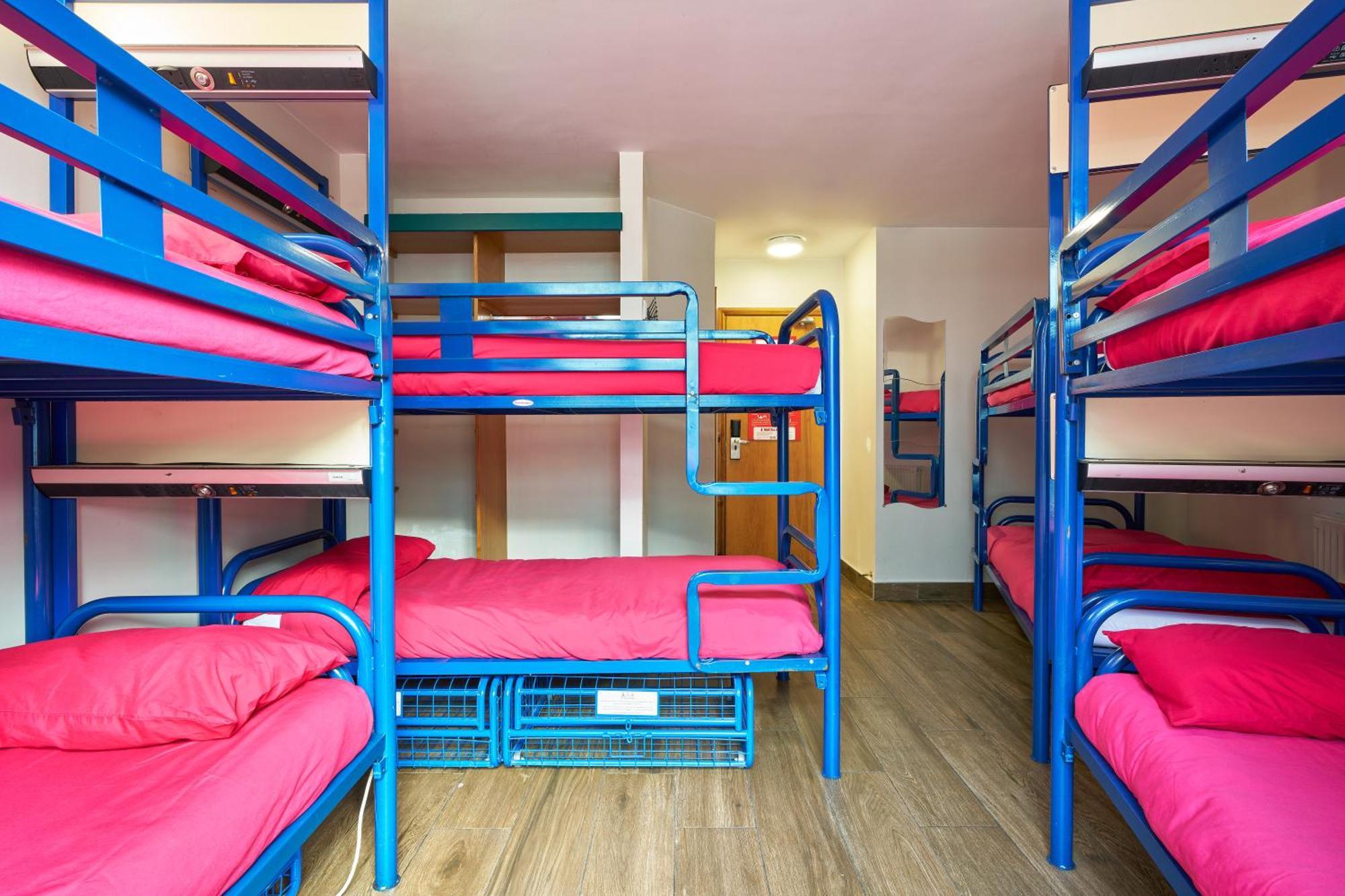 Lit dans Dortoir pour Femmes de 8 Lits avec Salle de Bains Privative