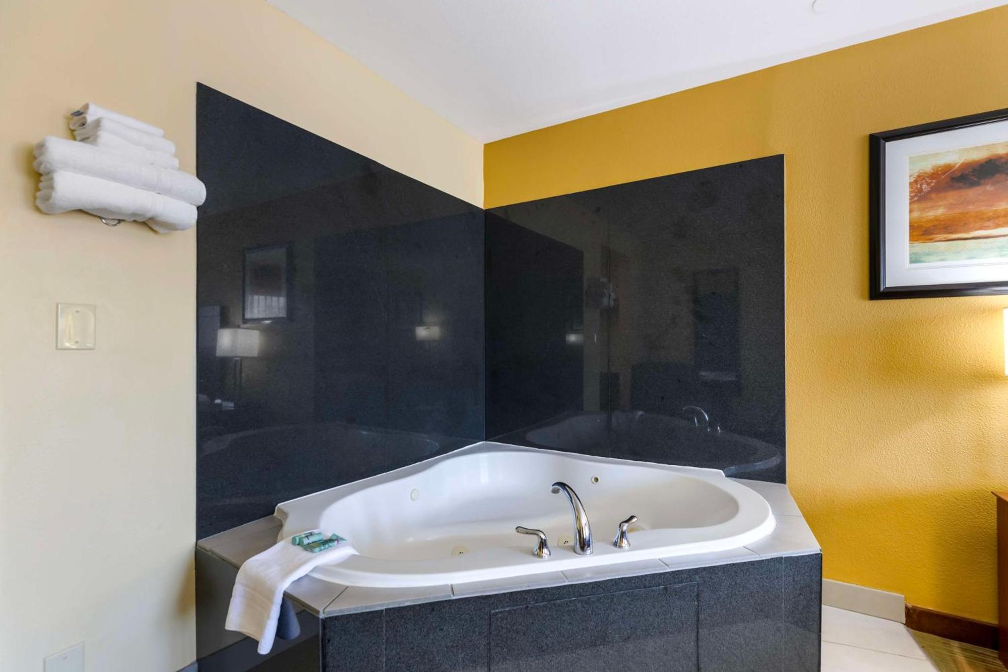Zimmer mit Kingsize-Bett und einem Whirlpool - Nichtraucher
