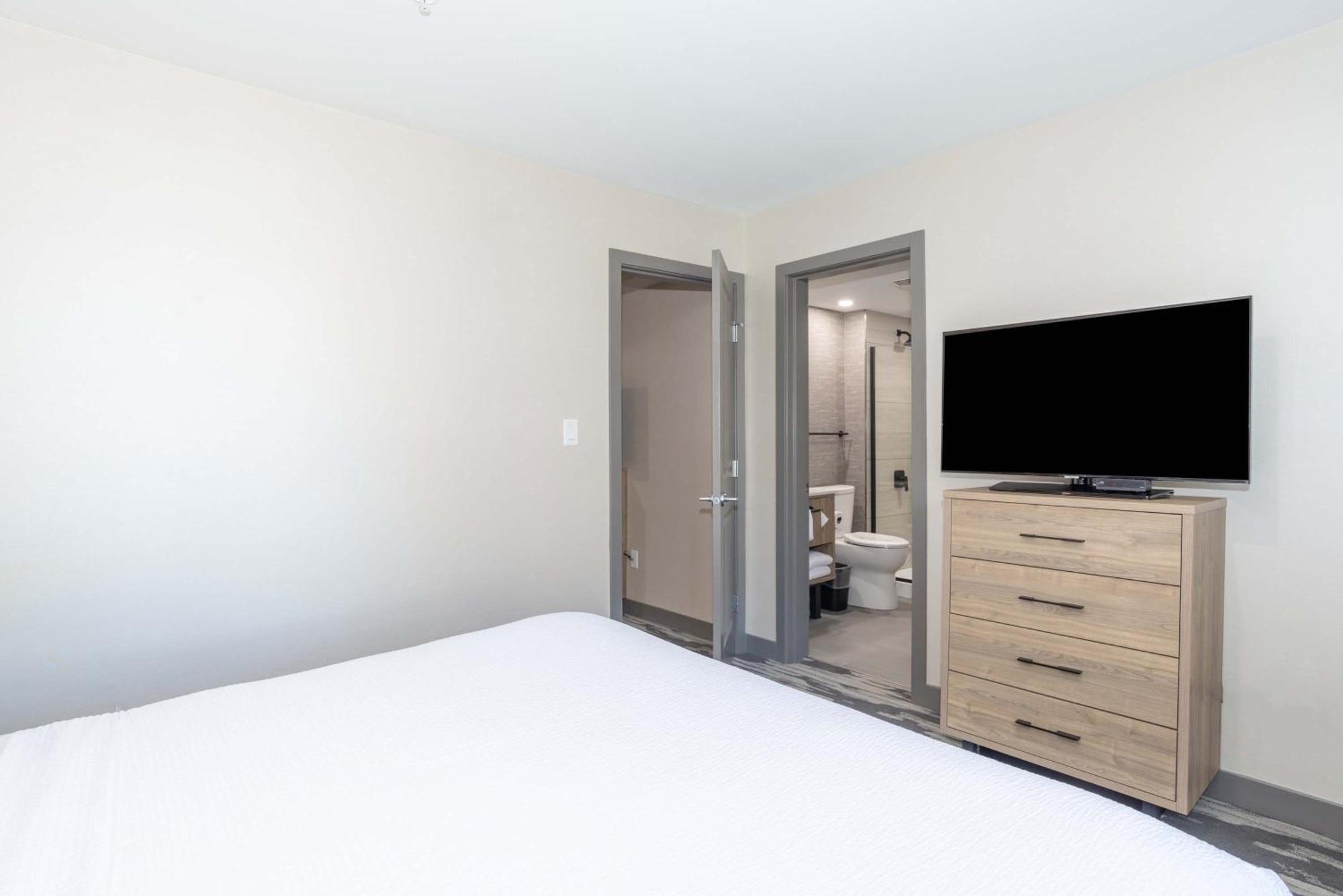 Grand Suite 1 King Bed Sofa Bed Kitchenette