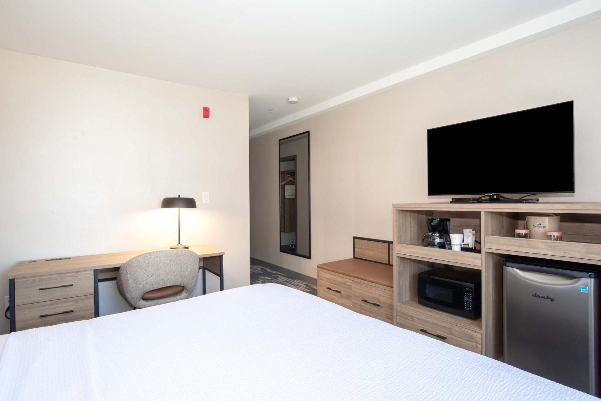 Standard Room 1 King Bed