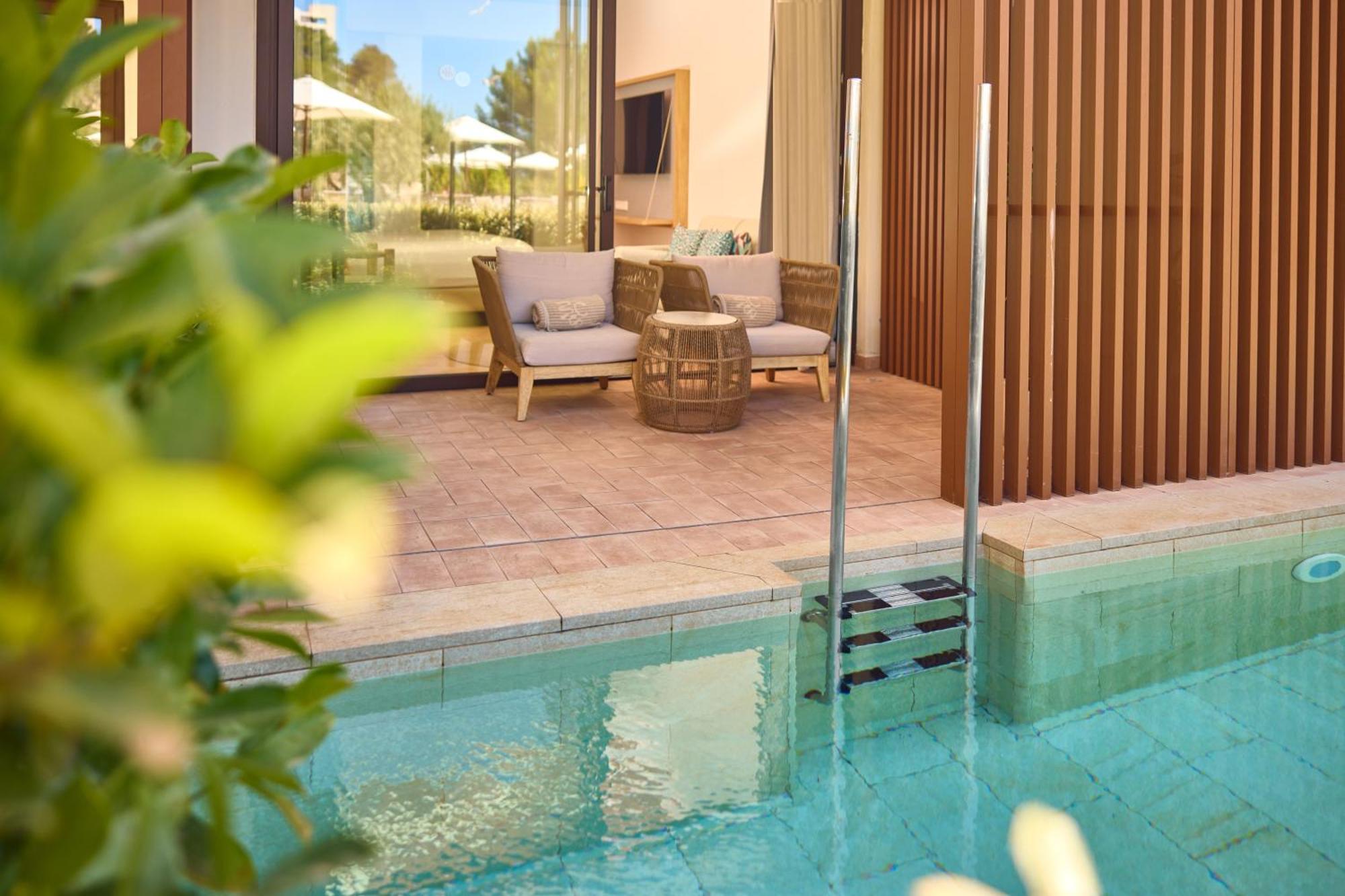 The Club King Room Swim-up Pool