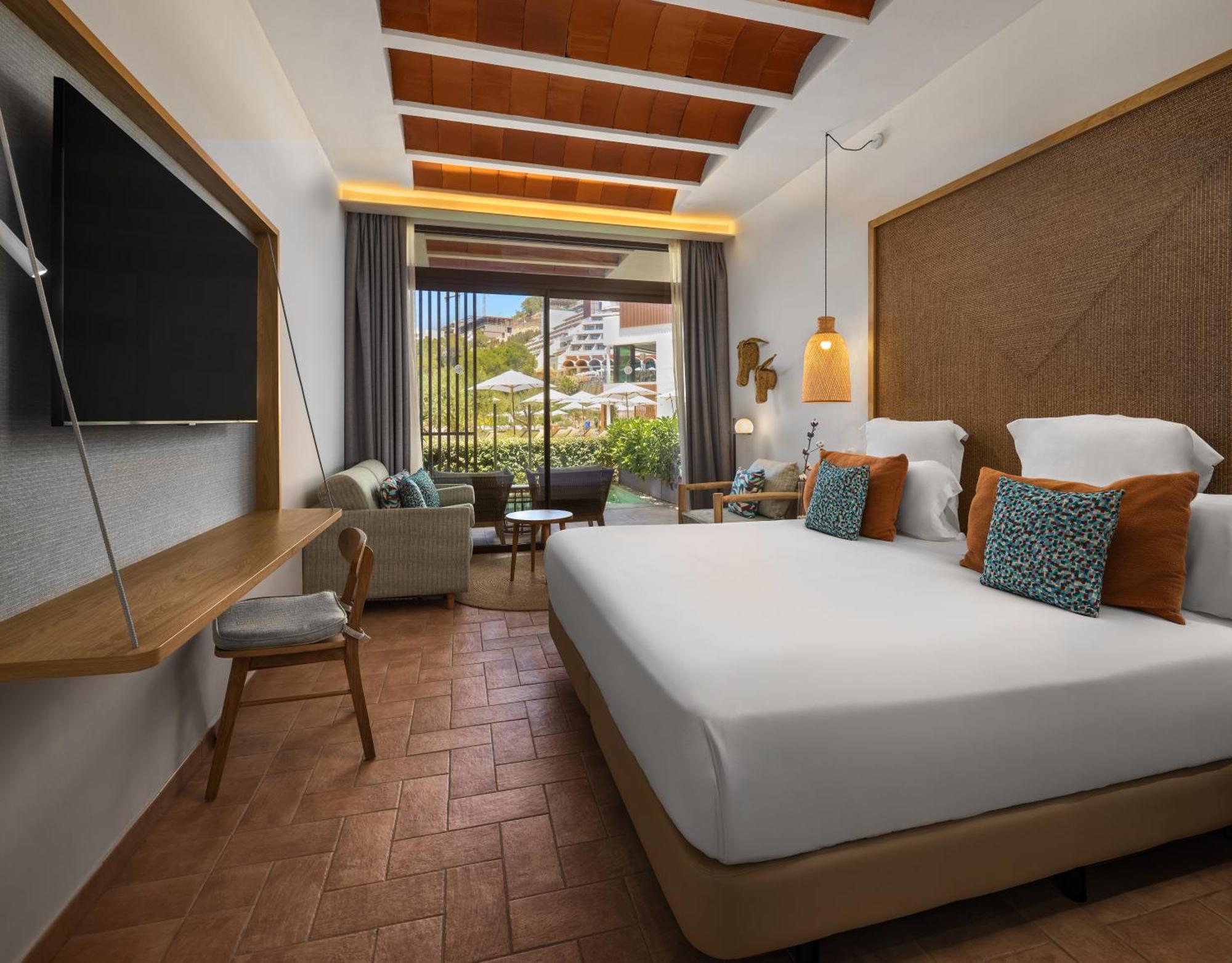 The Club King Room Swim-up Pool