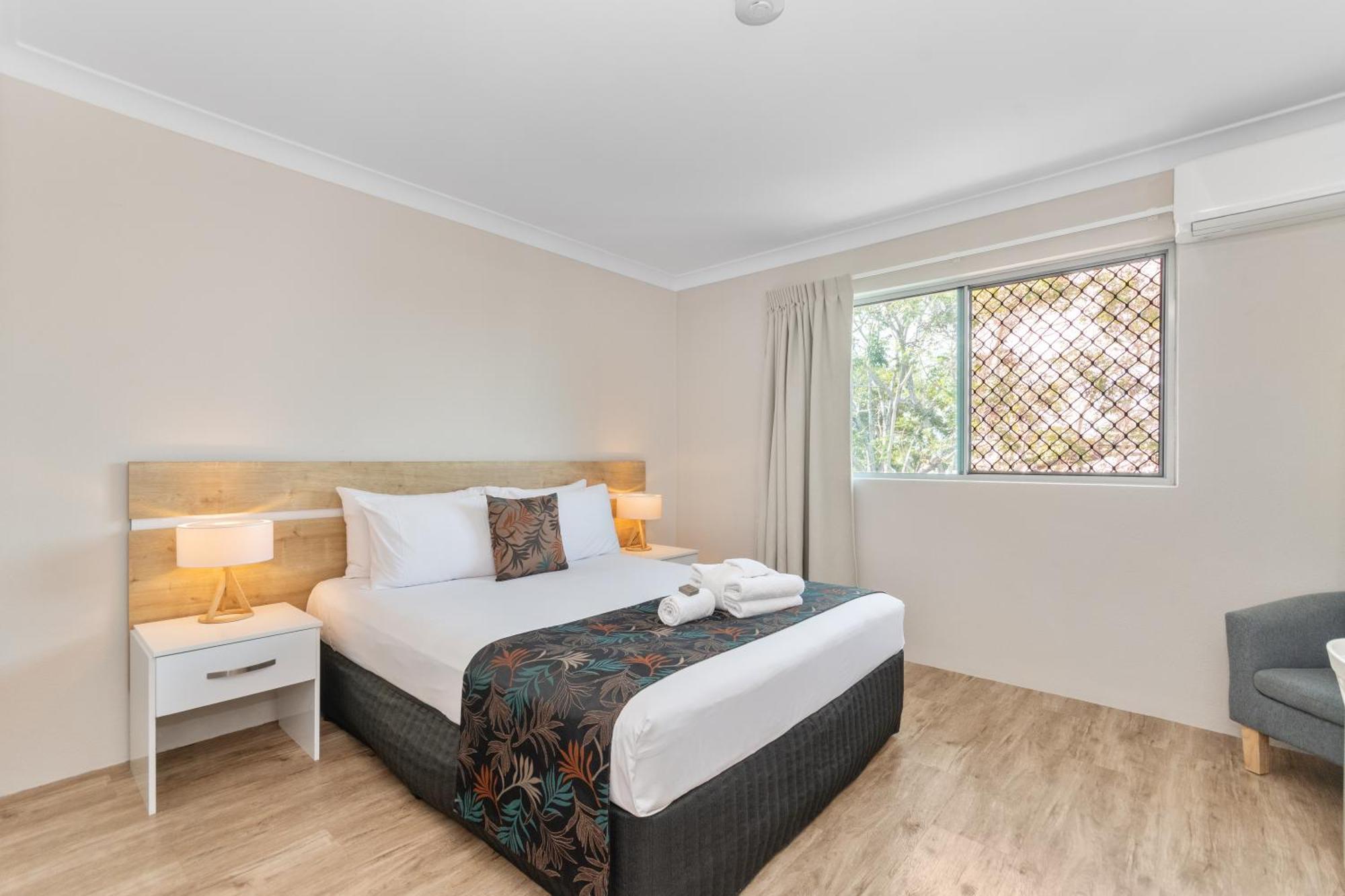 Motel-Zimmer mit Queensize-Bett in der 2. Etage (über Treppen zugänglich)