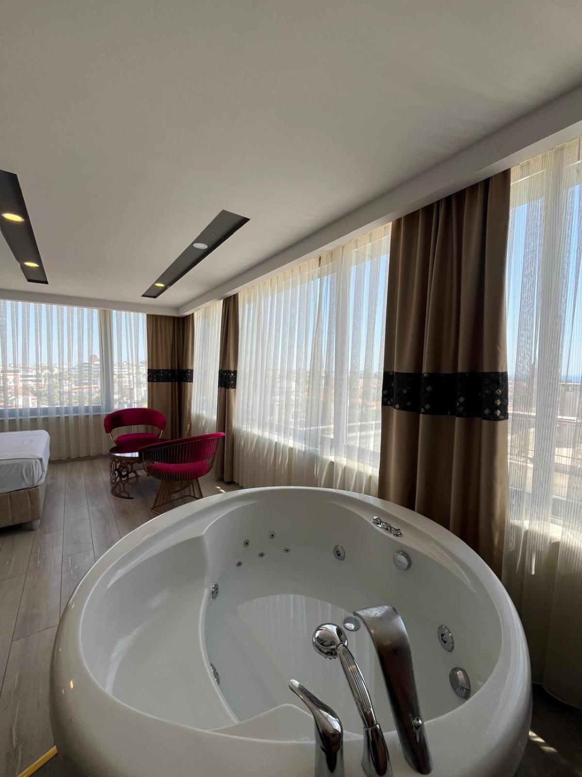 Deluxe Suite Spa Bath