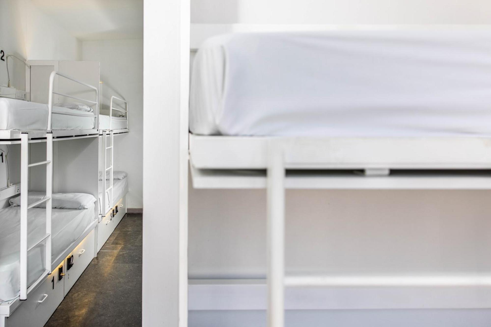 Bed 16-Bed Mixed Dormitory Room