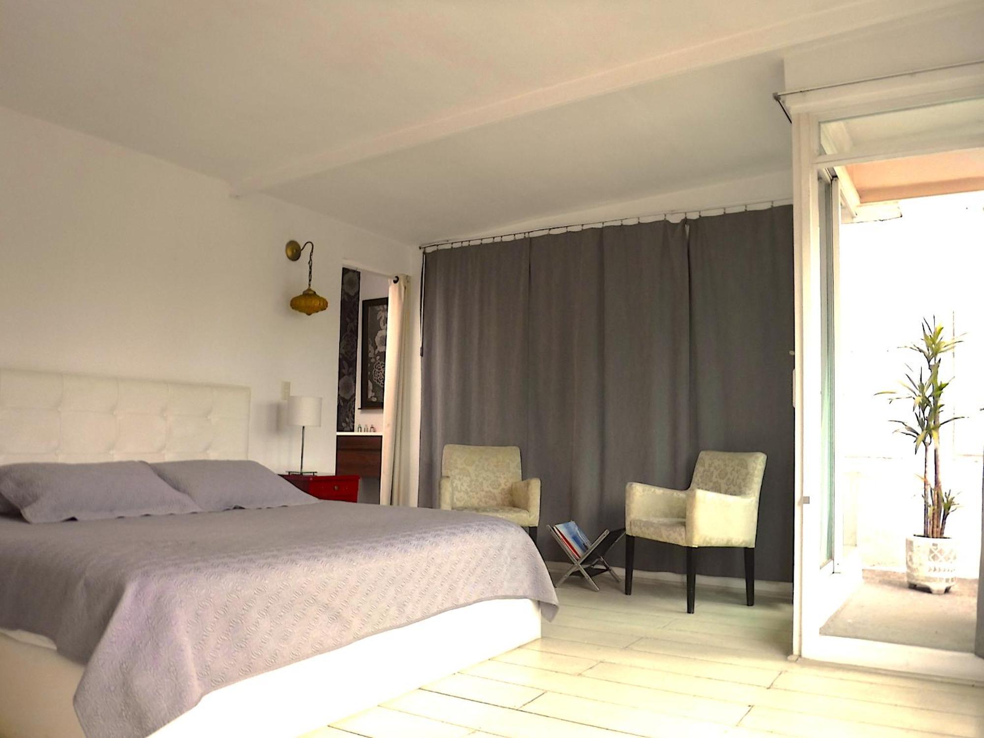 Deluxe One-Bedroom Apartment City View