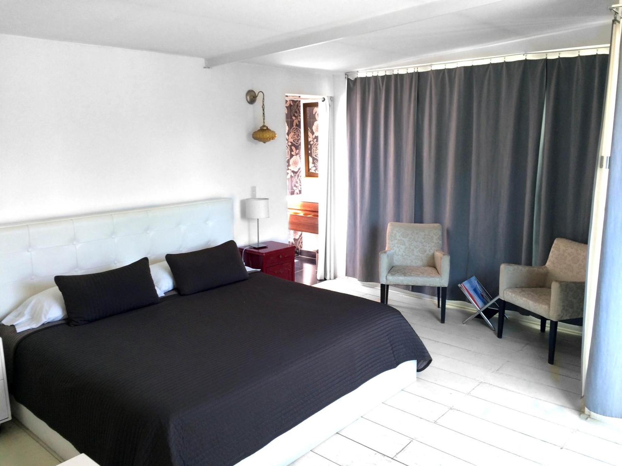 Deluxe One-Bedroom Apartment City View