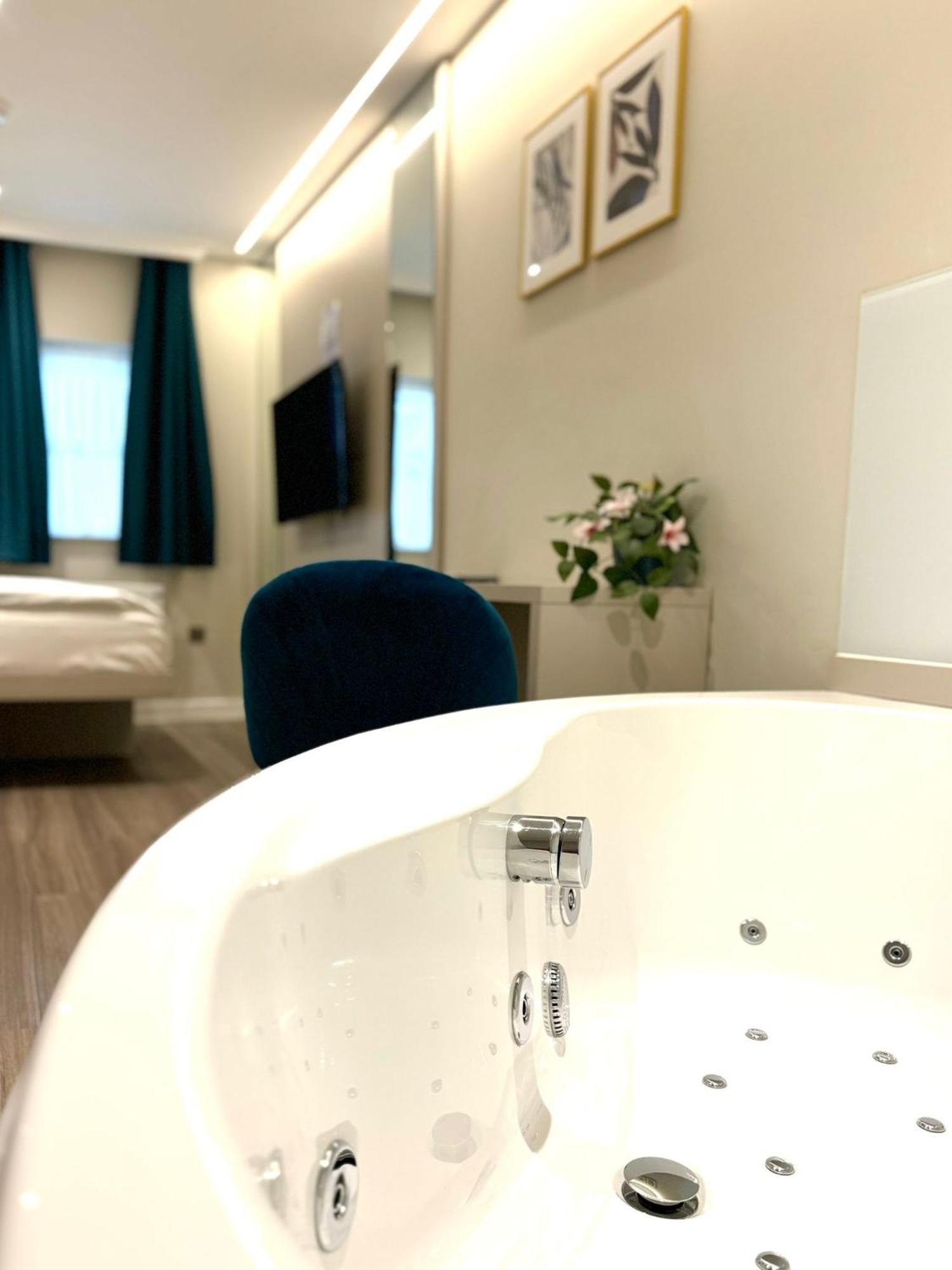 Double Studio Jacuzzi Lower Ground floor