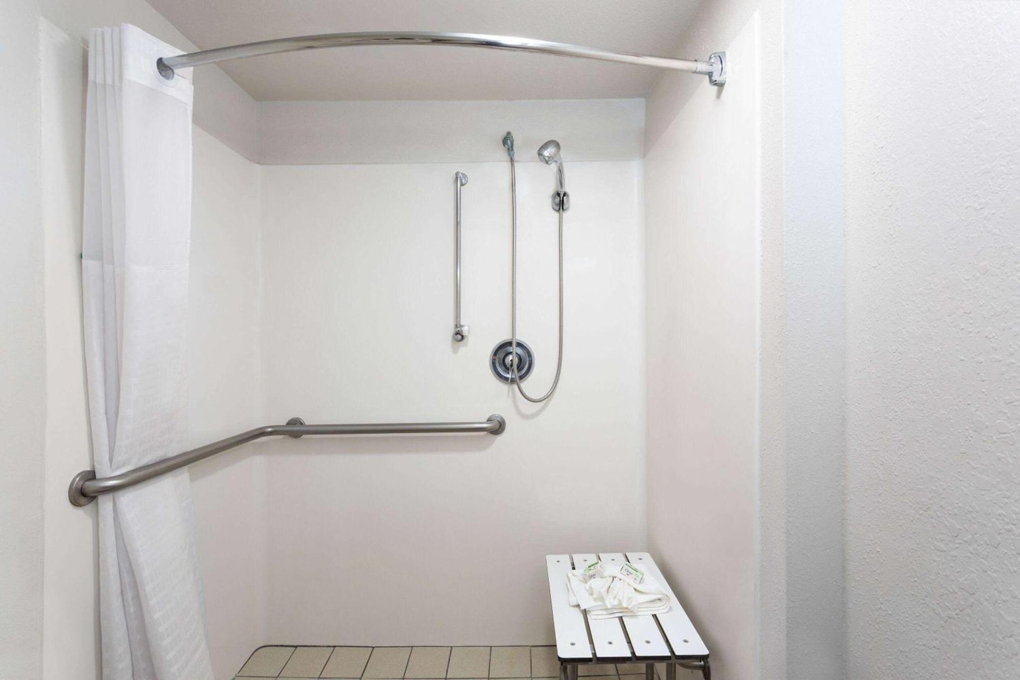 Zimmer mit Kingsize-Bett und Badewanne mit Haltegriffen – für Gäste mit eingeschränkter Mobilität / Hörgeschädigte geeignet, Nichtraucher