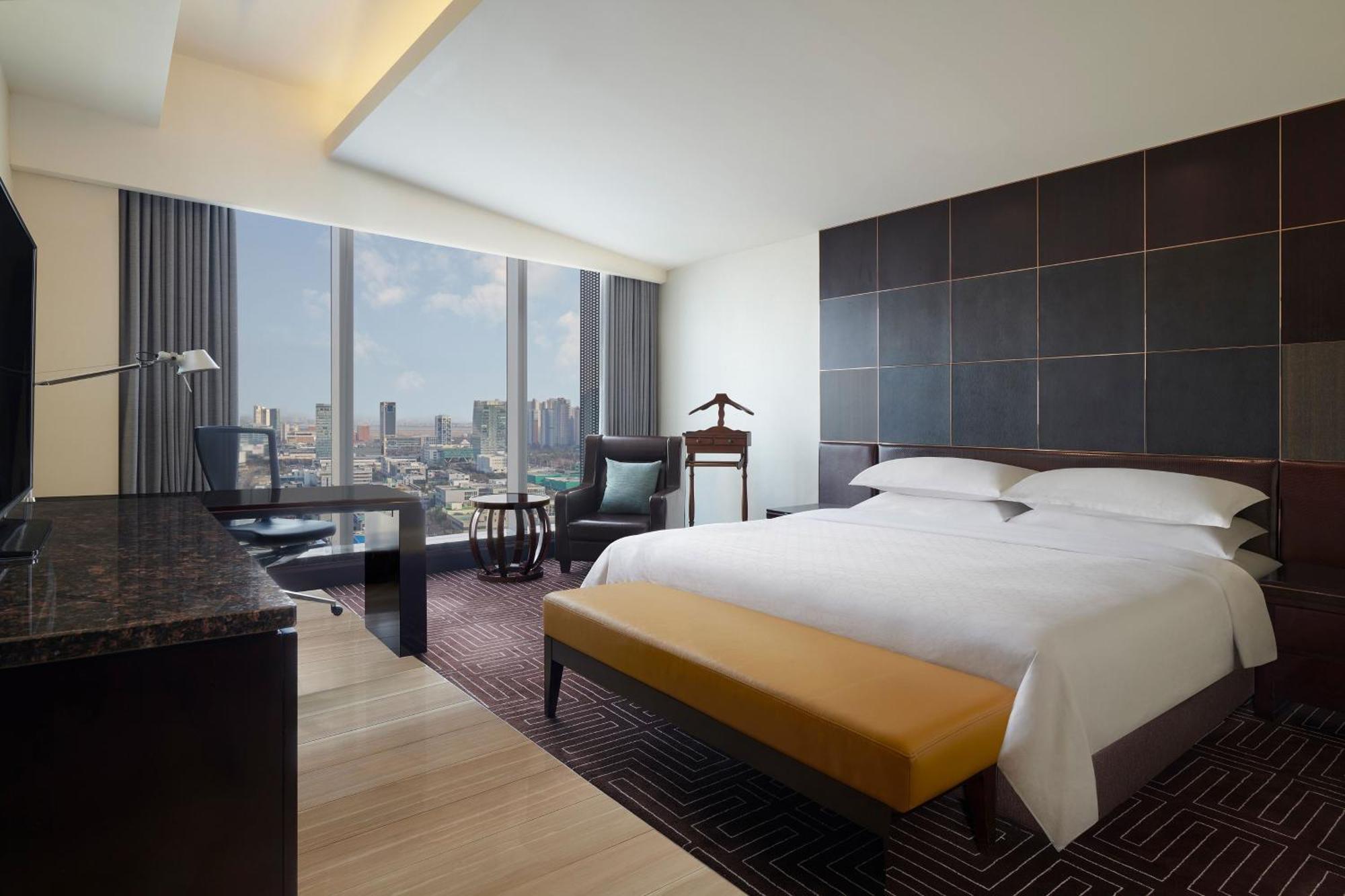 Ambassador Suite Club lounge access 1 Bedroom Suite